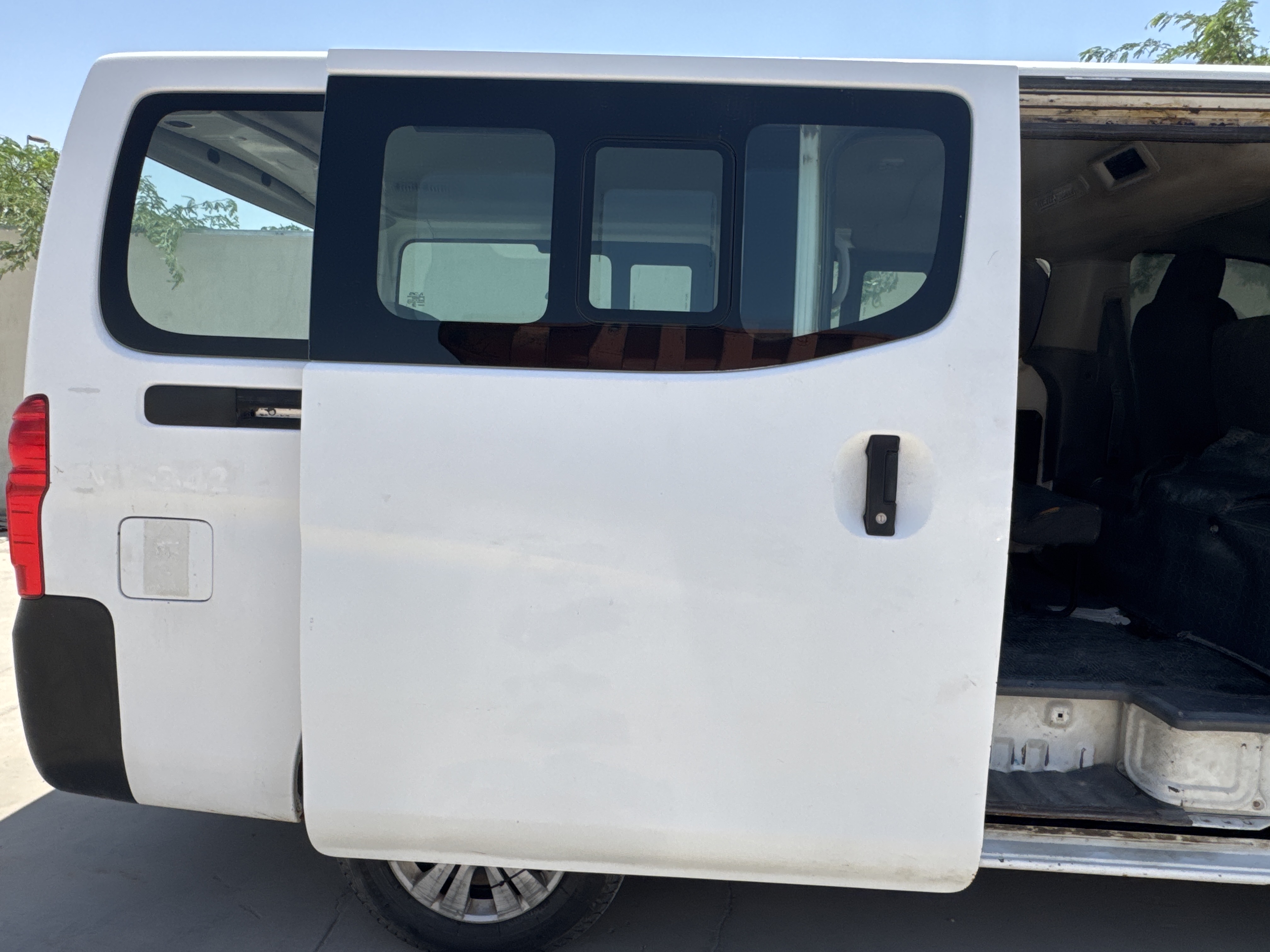 VPV-001-Nissan-Urvan-Passenger-vans-inspection-Exterior-Rear-right-door-1