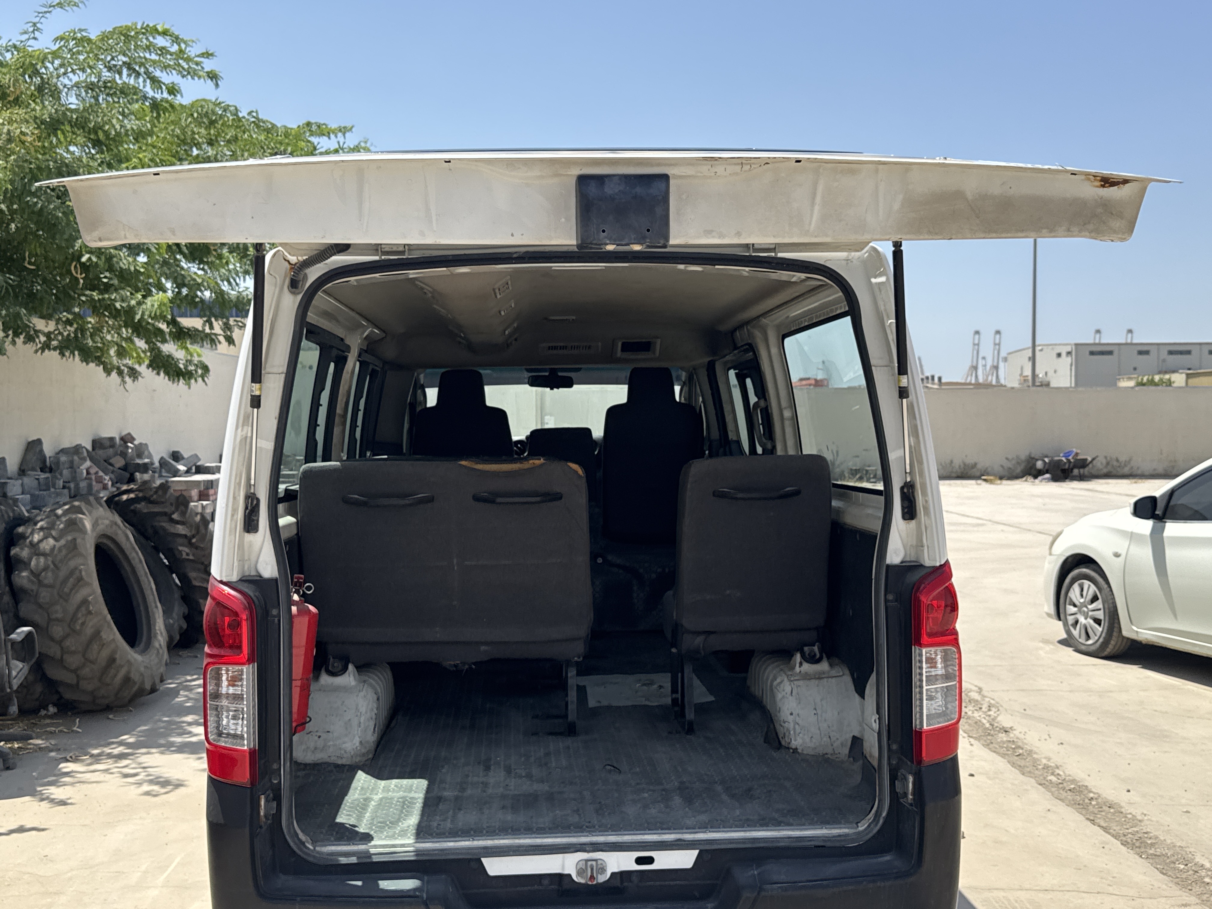 VPV-001-Nissan-Urvan-Passenger-vans-inspection-Exterior-Boot-door-1