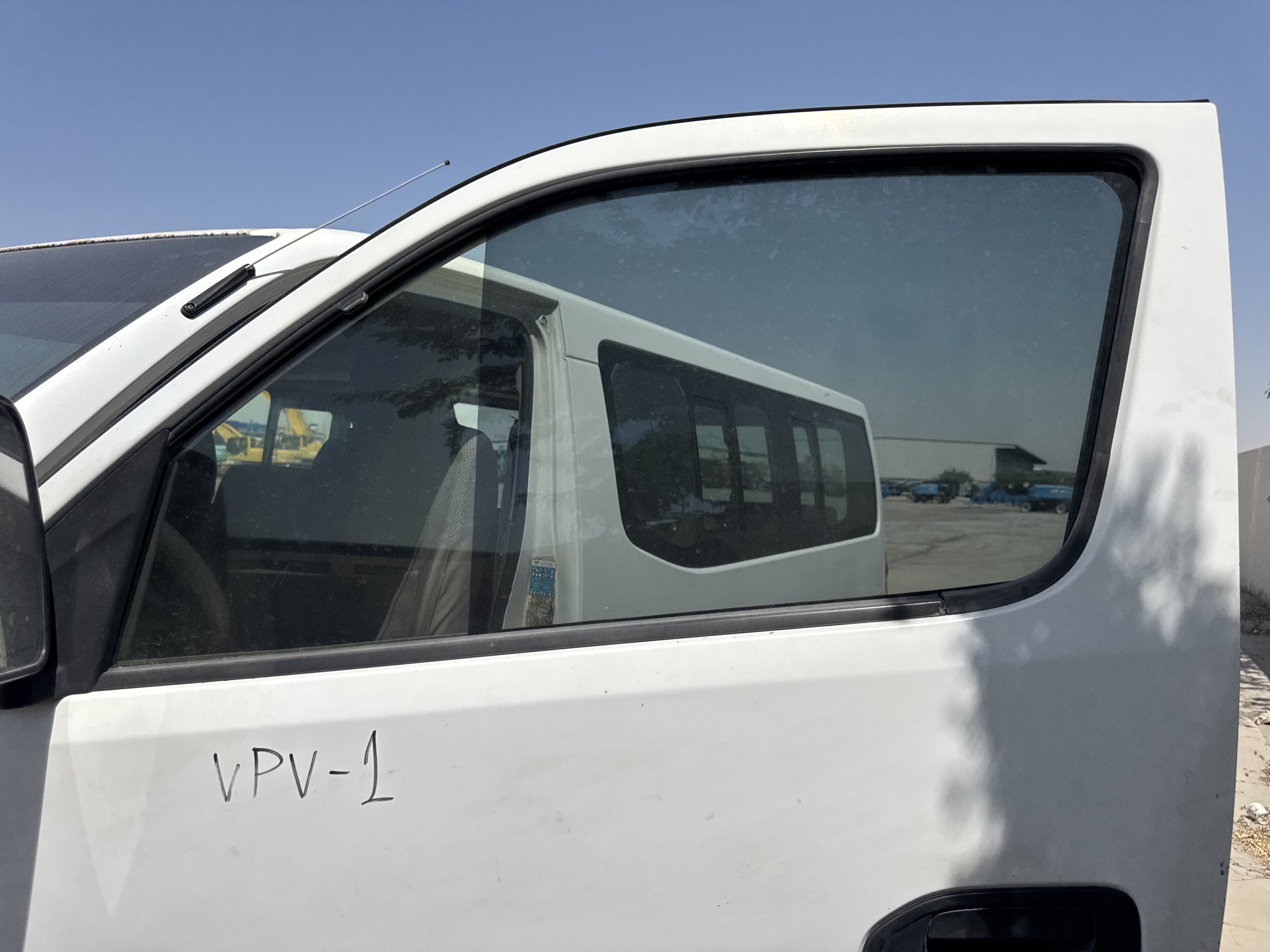 VPV-001-Nissan-Urvan-Passenger-vans-inspection-Exterior-Front-left-door-glass-1