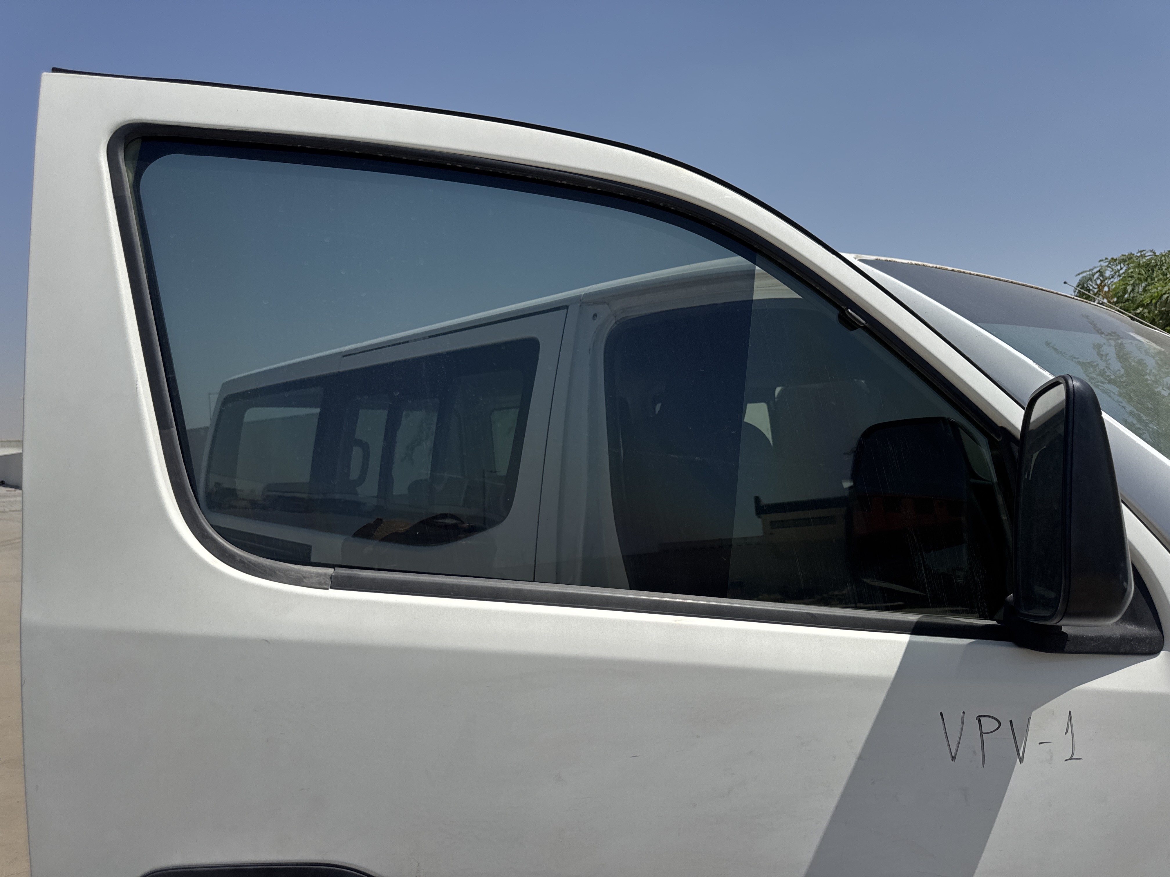 VPV-001-Nissan-Urvan-Passenger-vans-inspection-Exterior-Front-right-door-glass-1