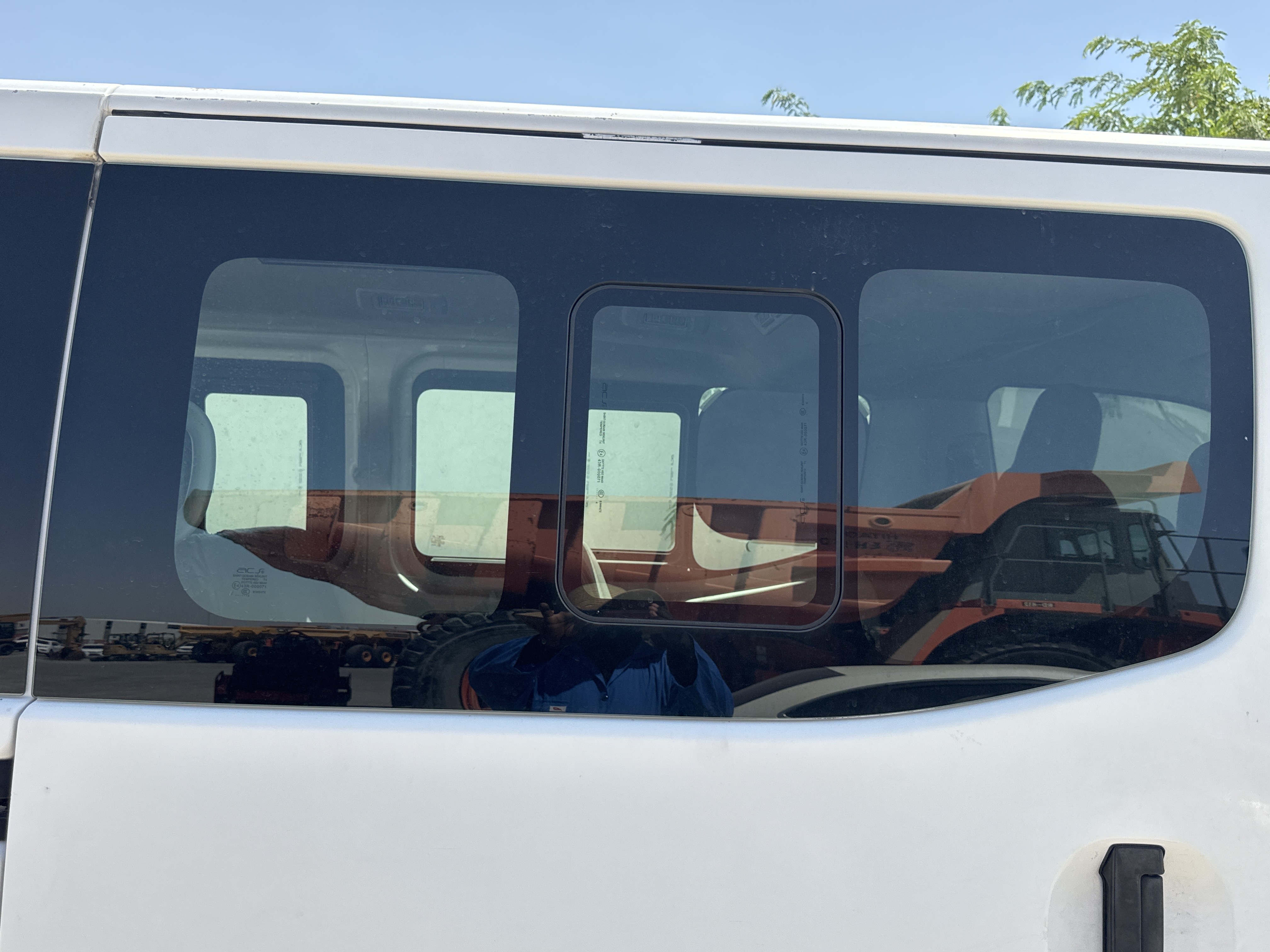 VPV-001-Nissan-Urvan-Passenger-vans-inspection-Exterior-Rear-right-door-glass-1