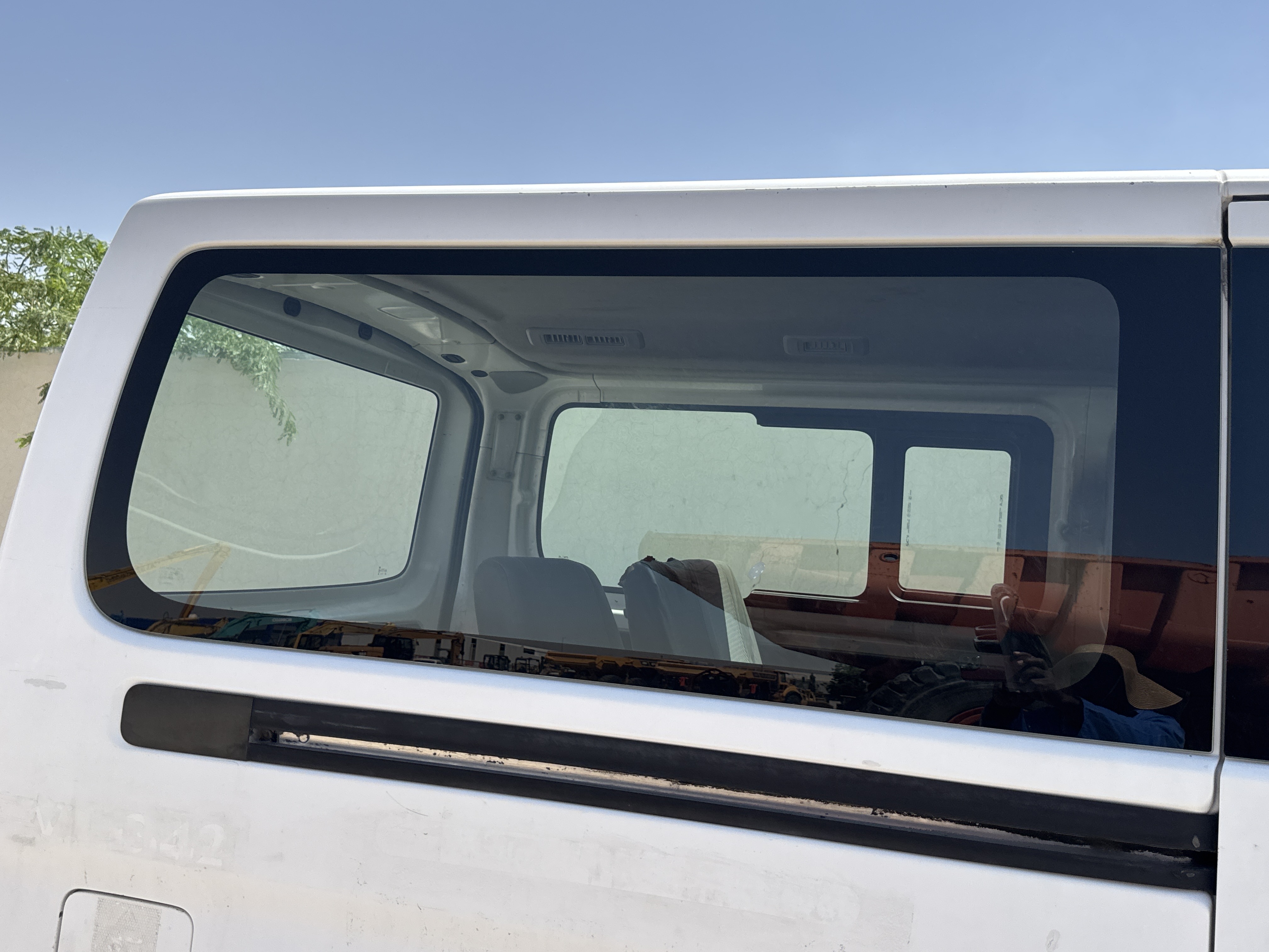 VPV-001-Nissan-Urvan-Passenger-vans-inspection-Exterior-Right-quarter-glass-1