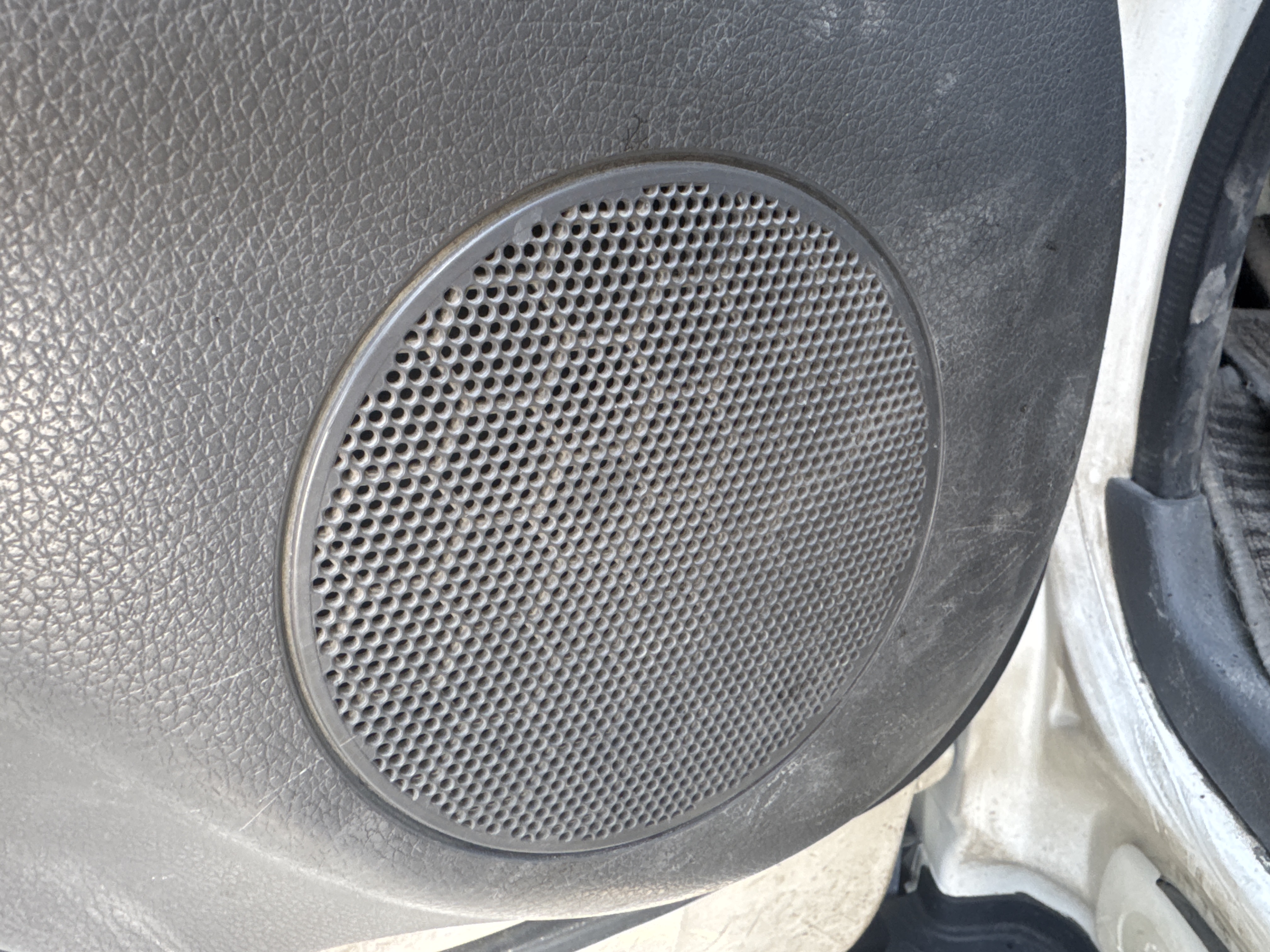 VPV-001-Nissan-Urvan-Passenger-vans-inspection-Electronics-Radio-/-Music-system-1
