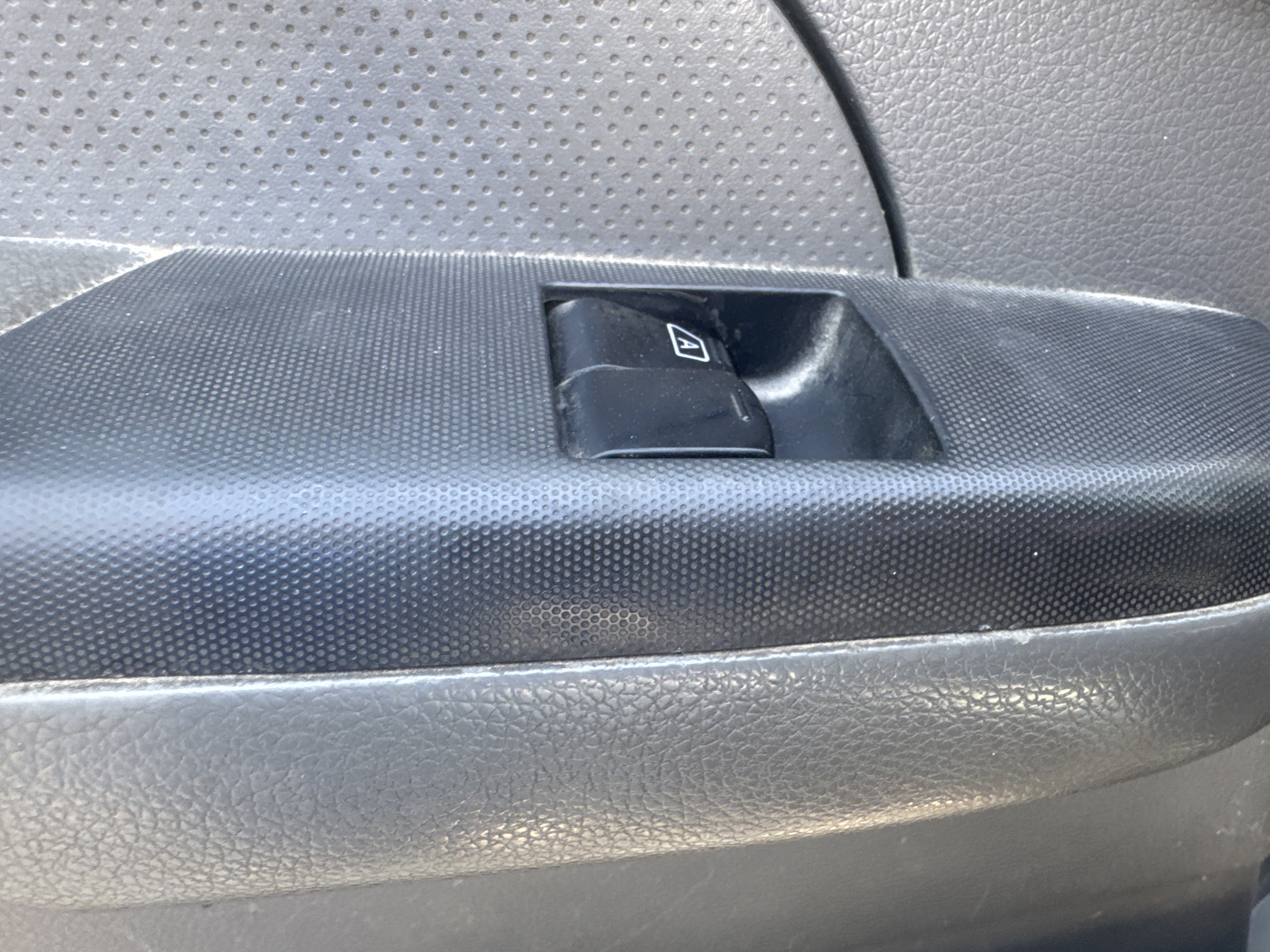 VPV-001-Nissan-Urvan-Passenger-vans-inspection-Electronics-Power-/-Manual-windows-1