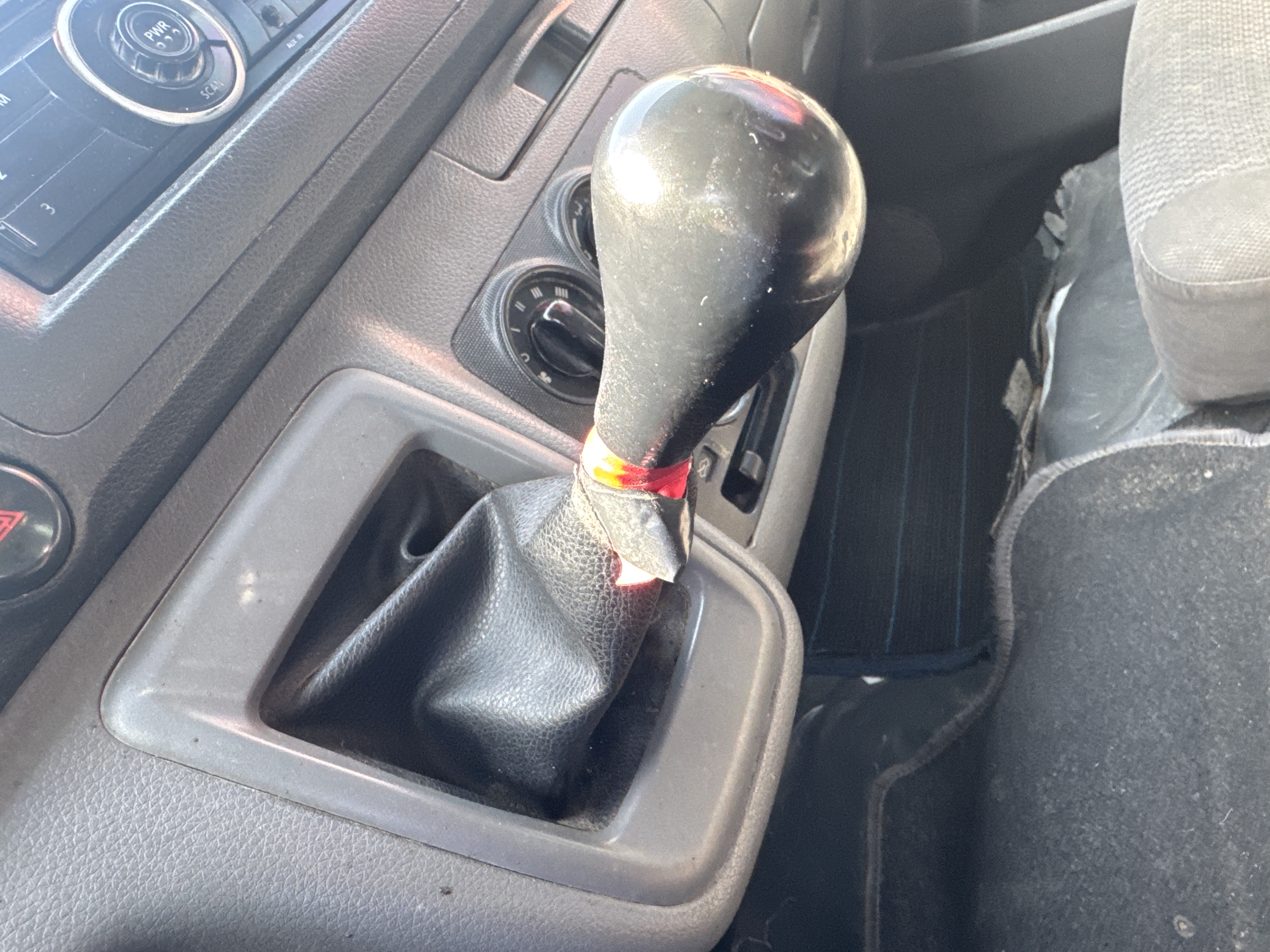 VPV-001-Nissan-Urvan-Passenger-vans-inspection-Interior-Gear-knob-1