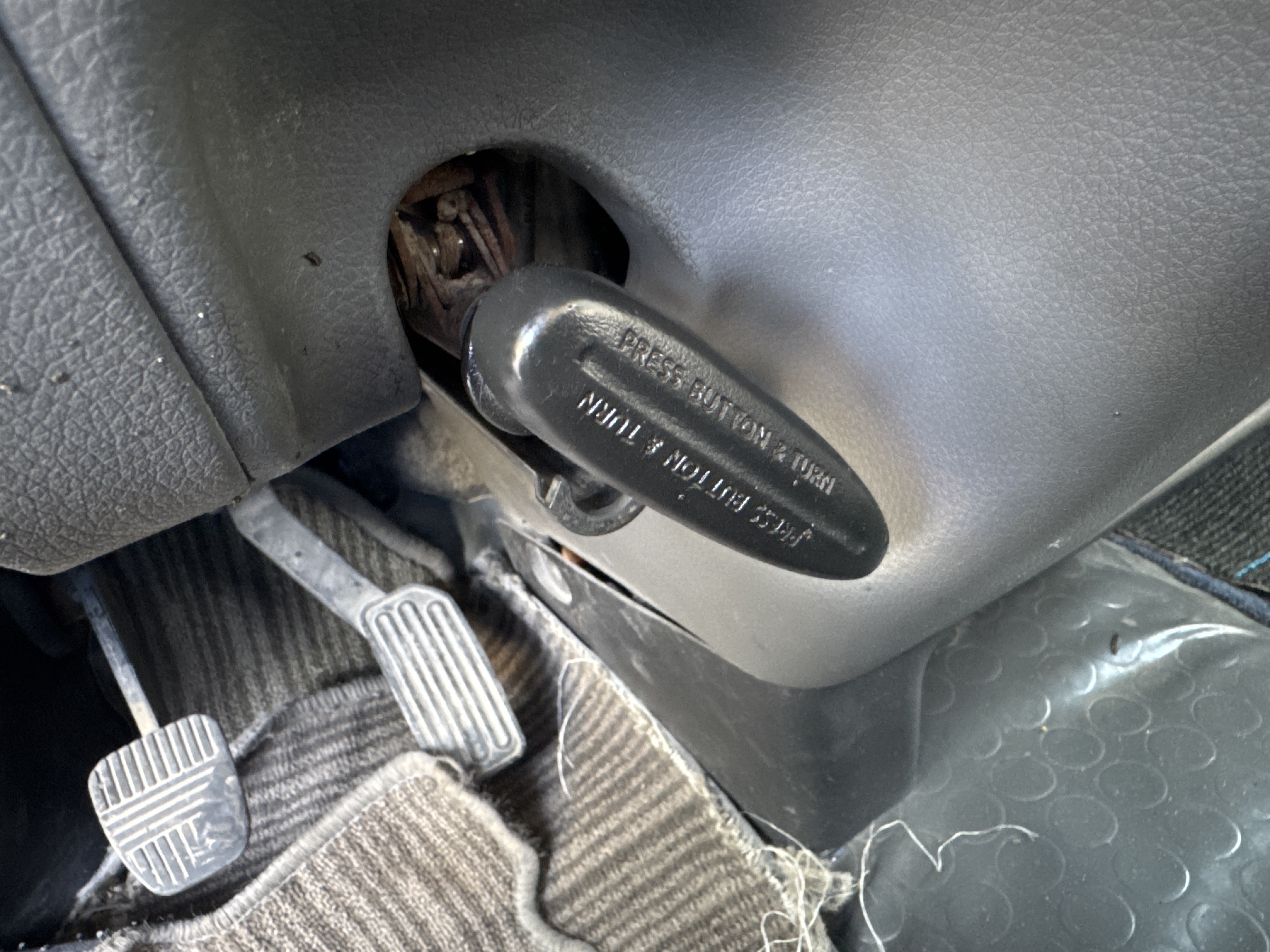 VPV-001-Nissan-Urvan-Passenger-vans-inspection-Interior-Handbrake-1
