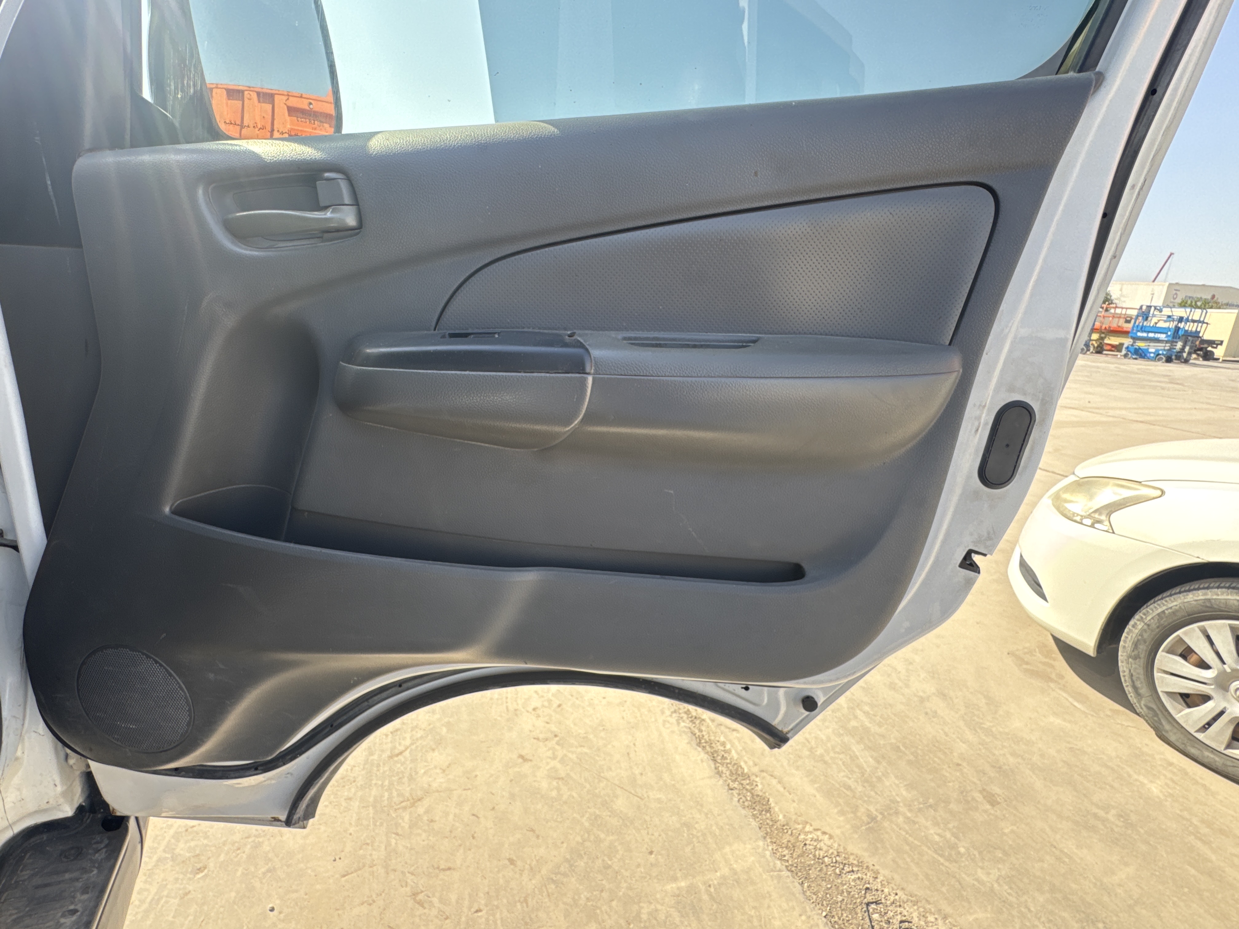 VPV-001-Nissan-Urvan-Passenger-vans-inspection-Interior-Door-trims-1