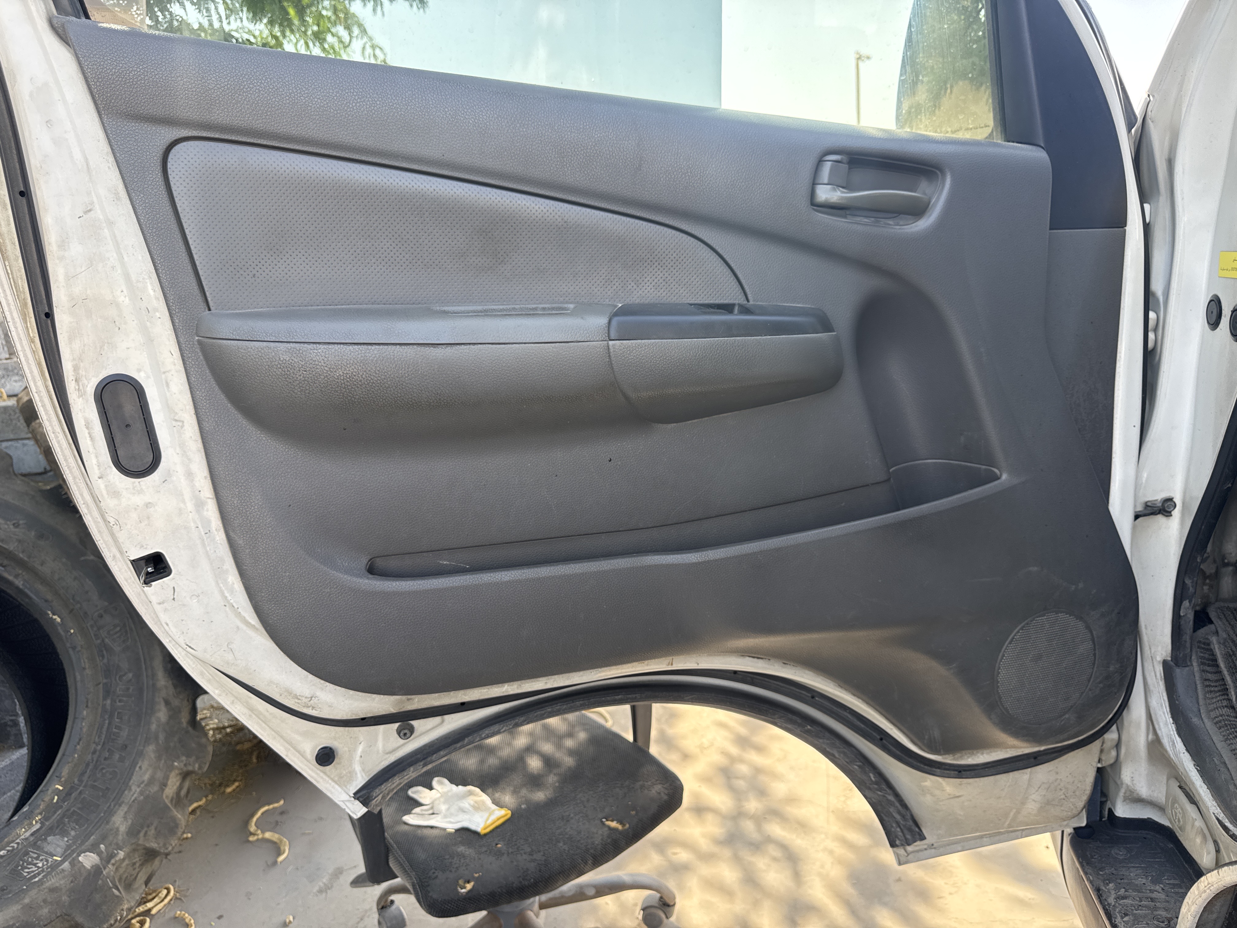 VPV-001-Nissan-Urvan-Passenger-vans-inspection-Interior-Door-trims-1