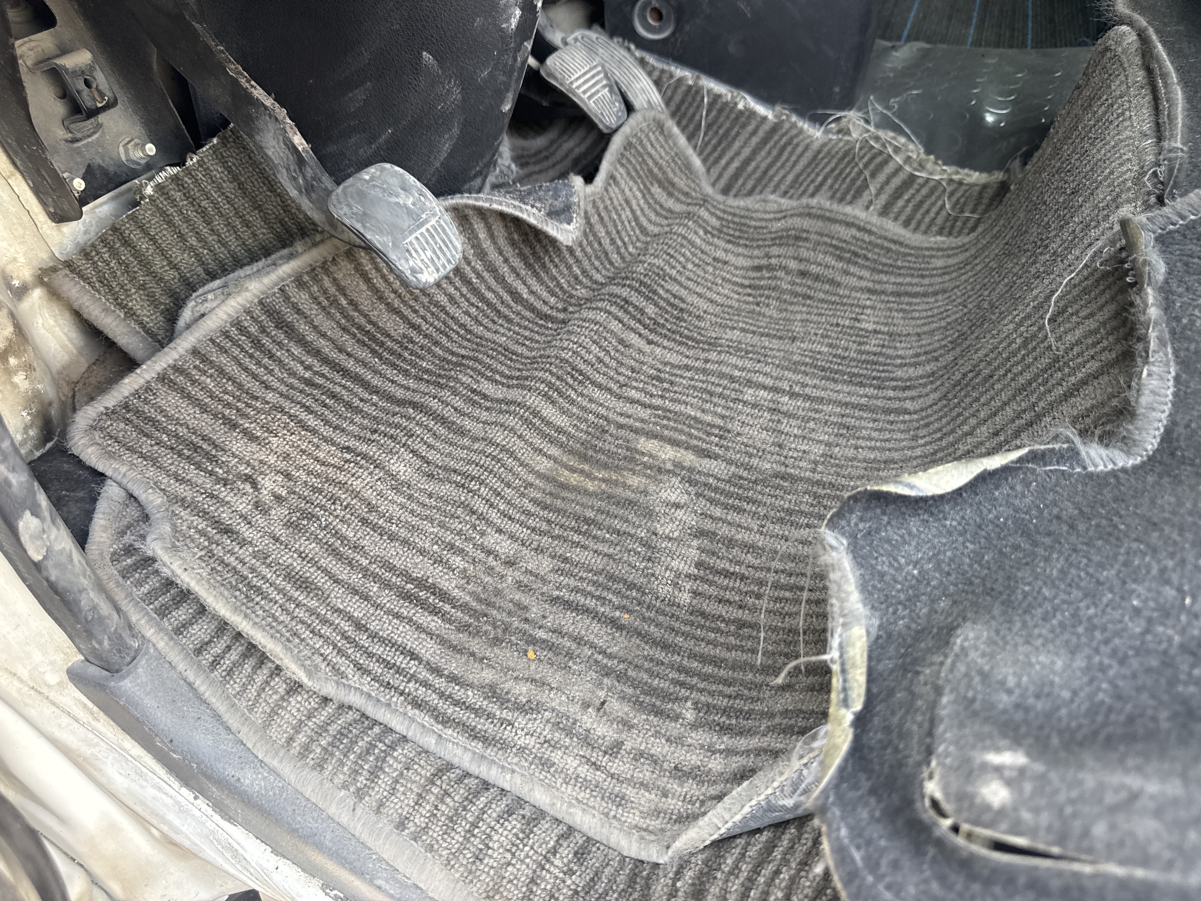 VPV-001-Nissan-Urvan-Passenger-vans-inspection-Interior-Floor-mats-1