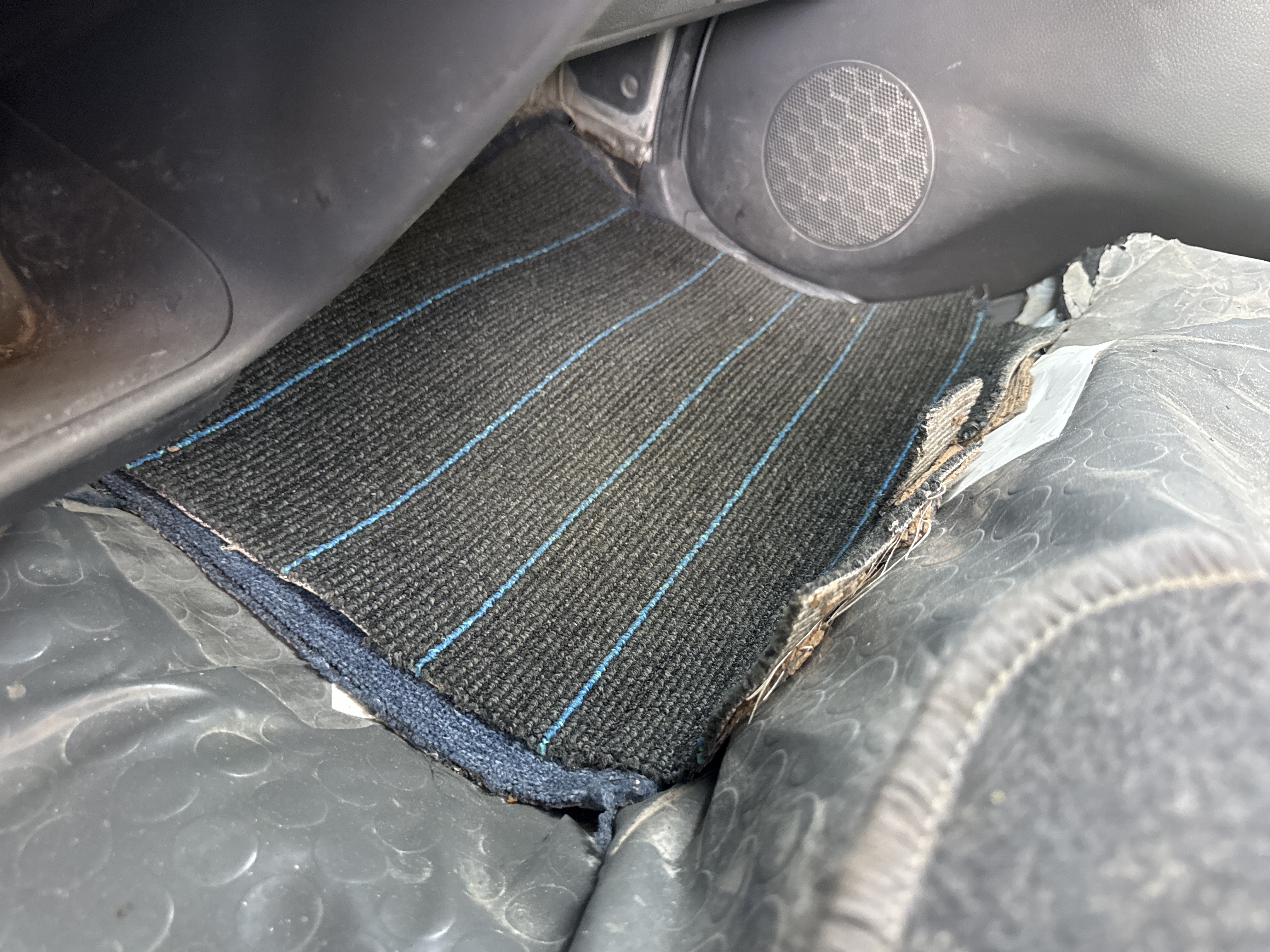 VPV-001-Nissan-Urvan-Passenger-vans-inspection-Interior-Floor-mats-1