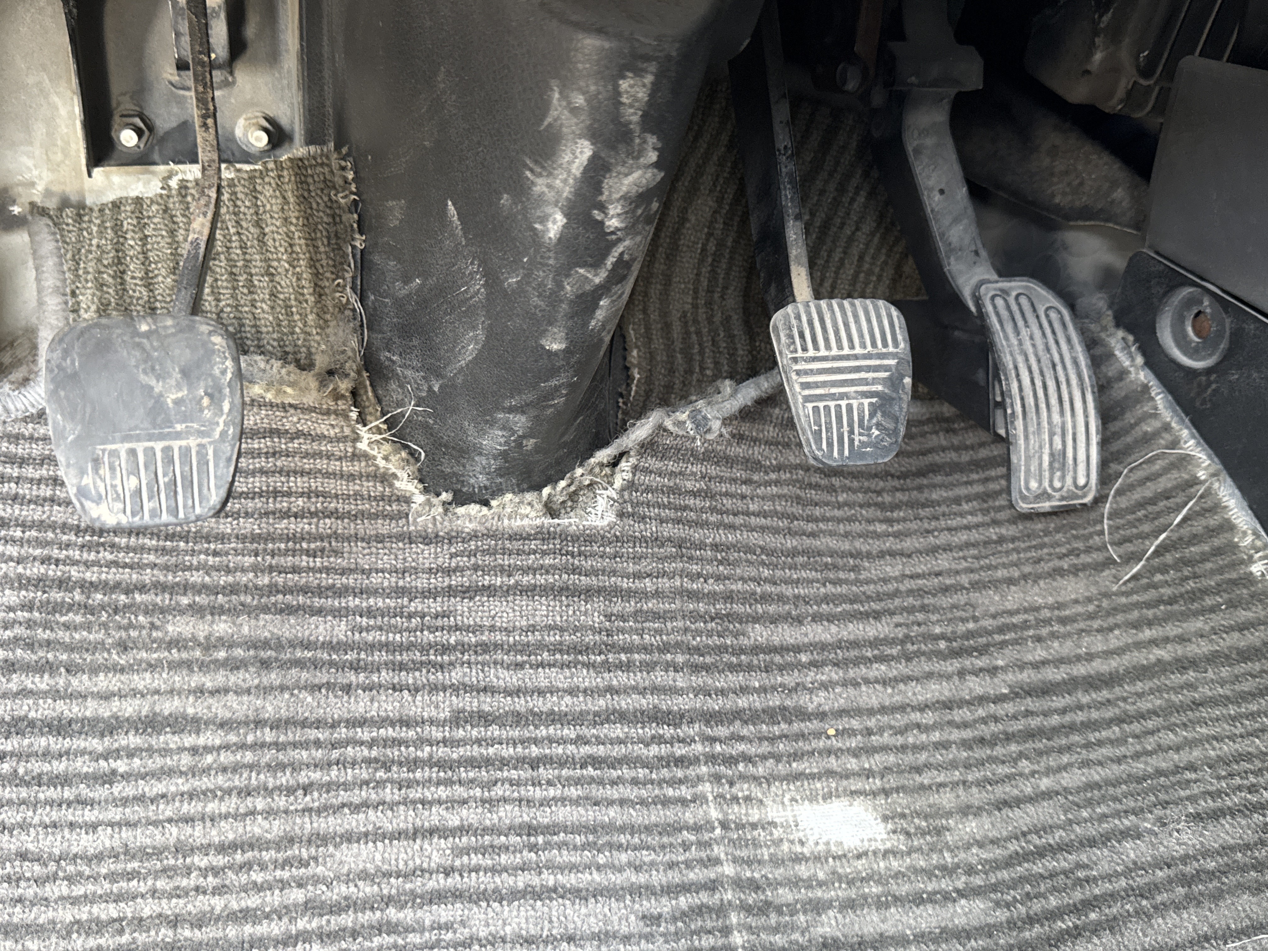 VPV-001-Nissan-Urvan-Passenger-vans-inspection-Interior-Pedals-1