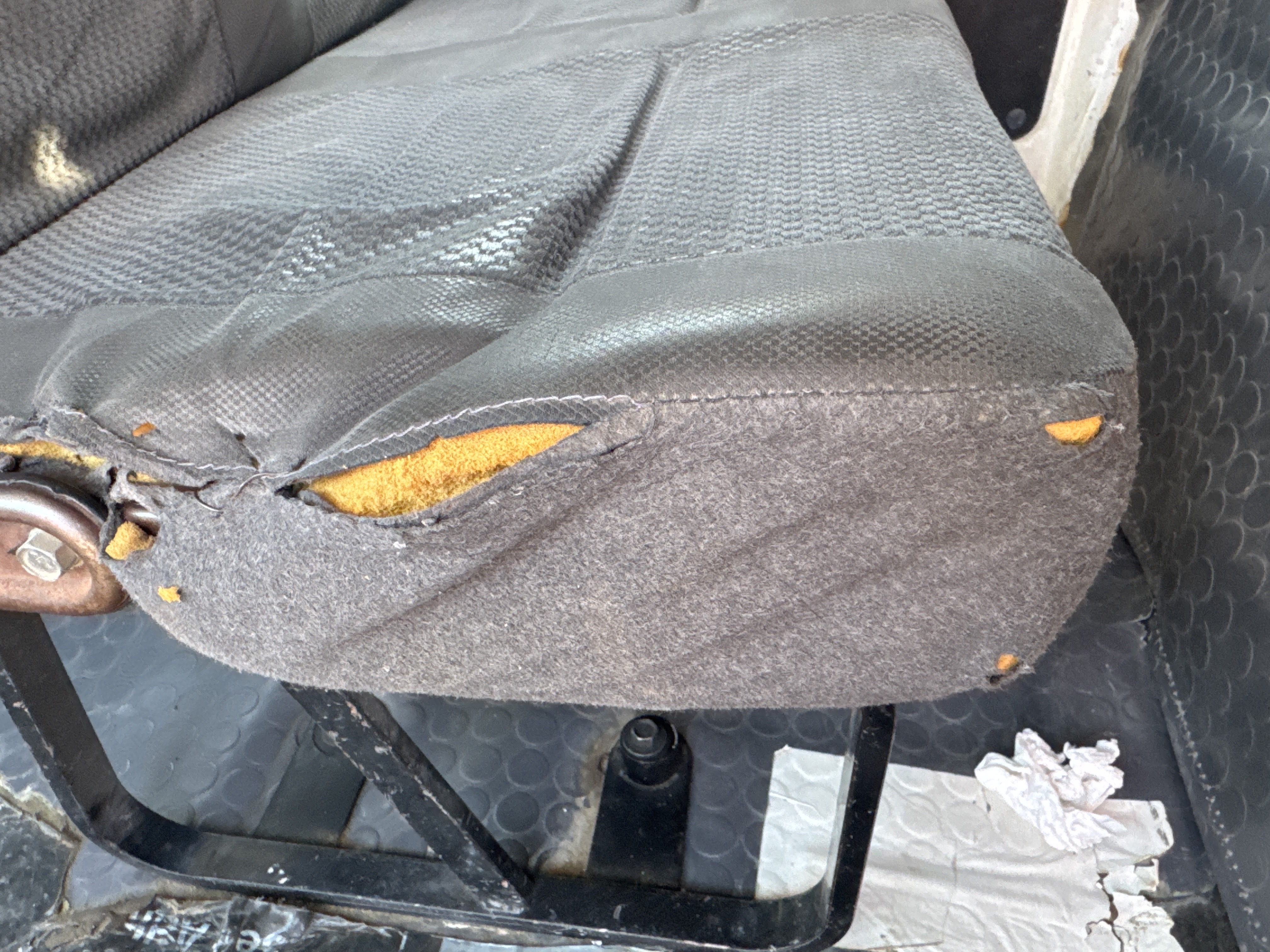 VPV-001-Nissan-Urvan-Passenger-vans-inspection-Interior-Rear-seat-1