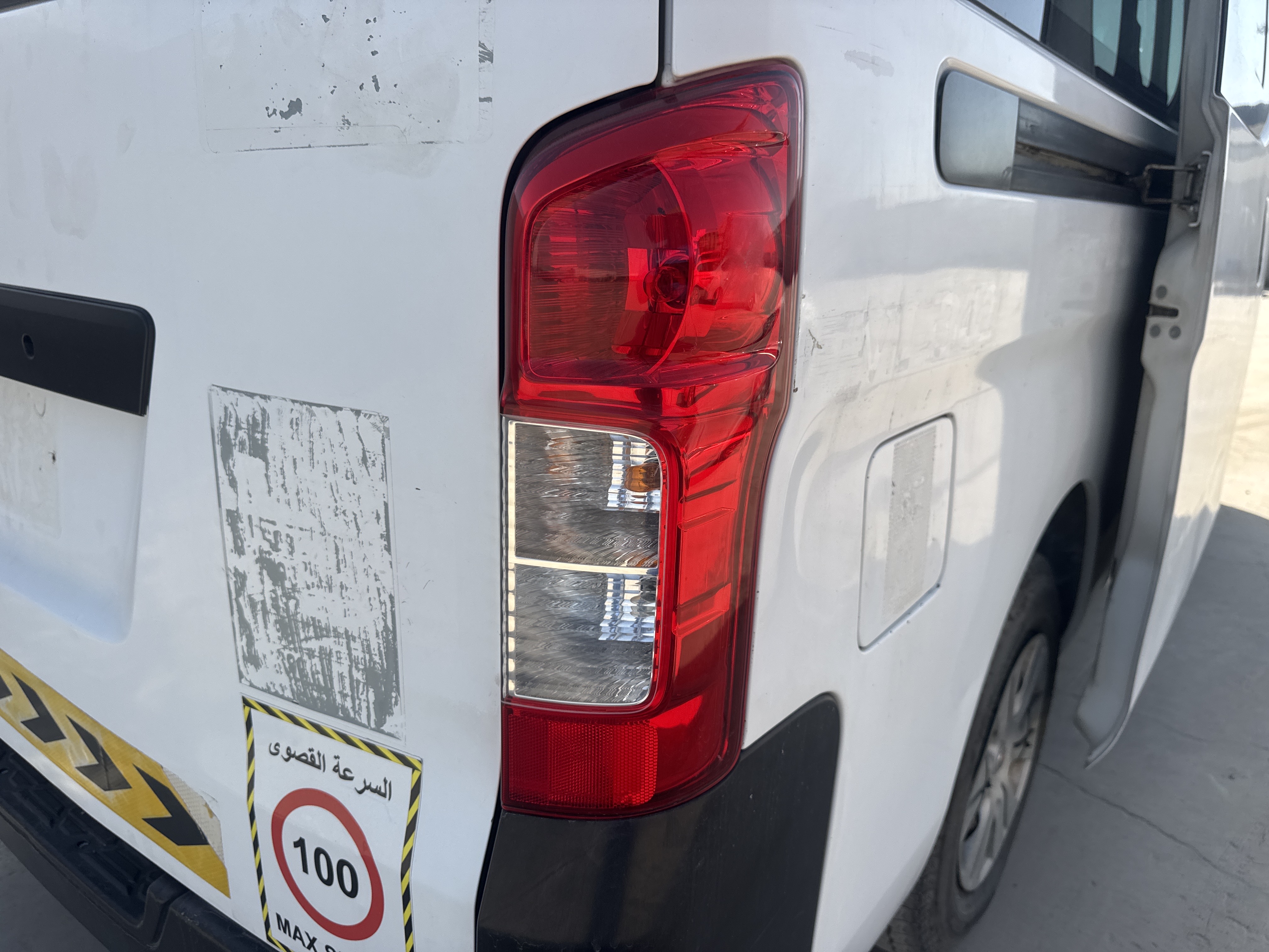 VPV-001-Nissan-Urvan-Passenger-vans-inspection-Electronics-Tail-lamp-1