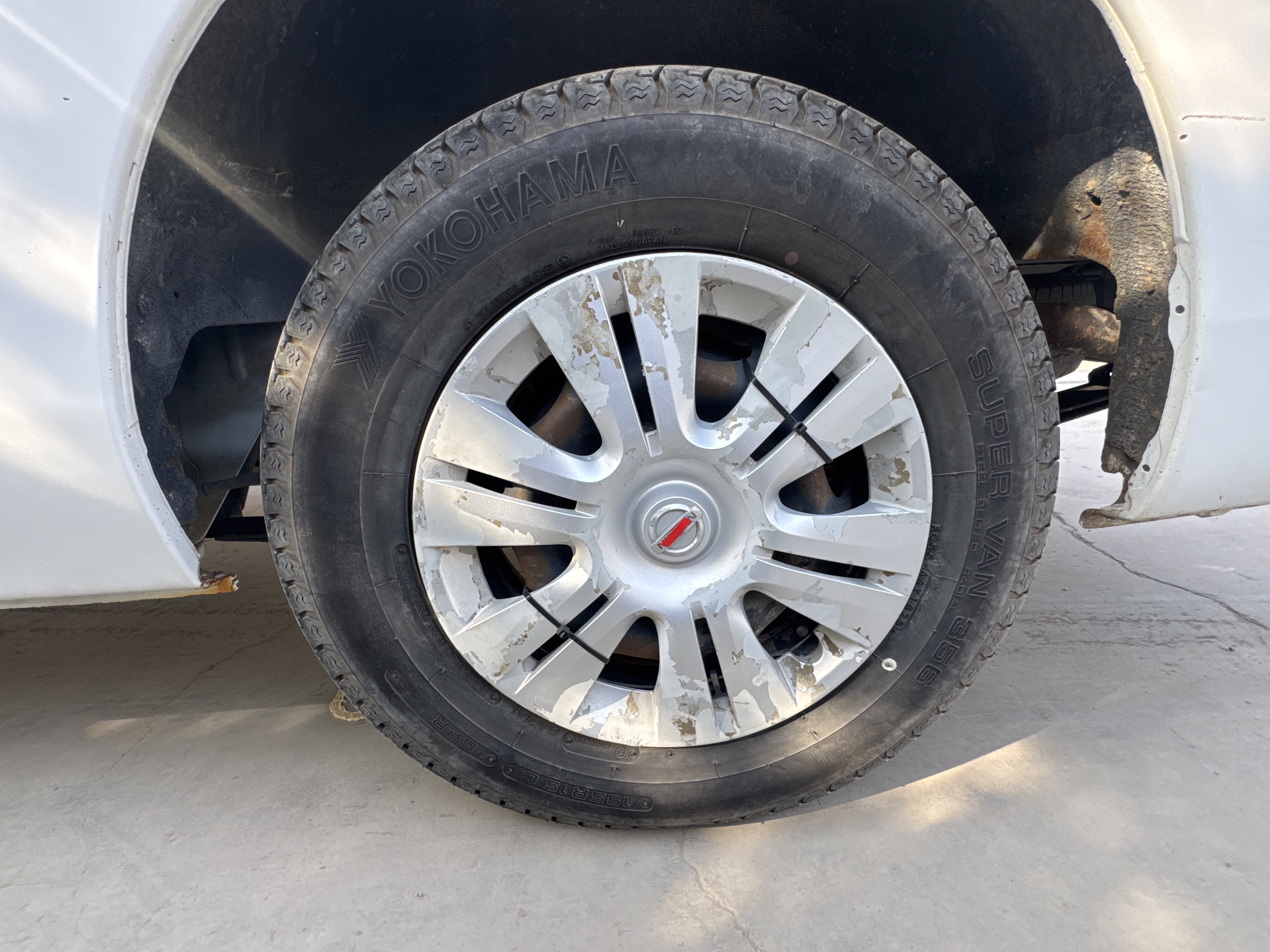 VPV-001-Nissan-Urvan-Passenger-vans-inspection-Chassis-Rear-left-alloy-/-Rim-1