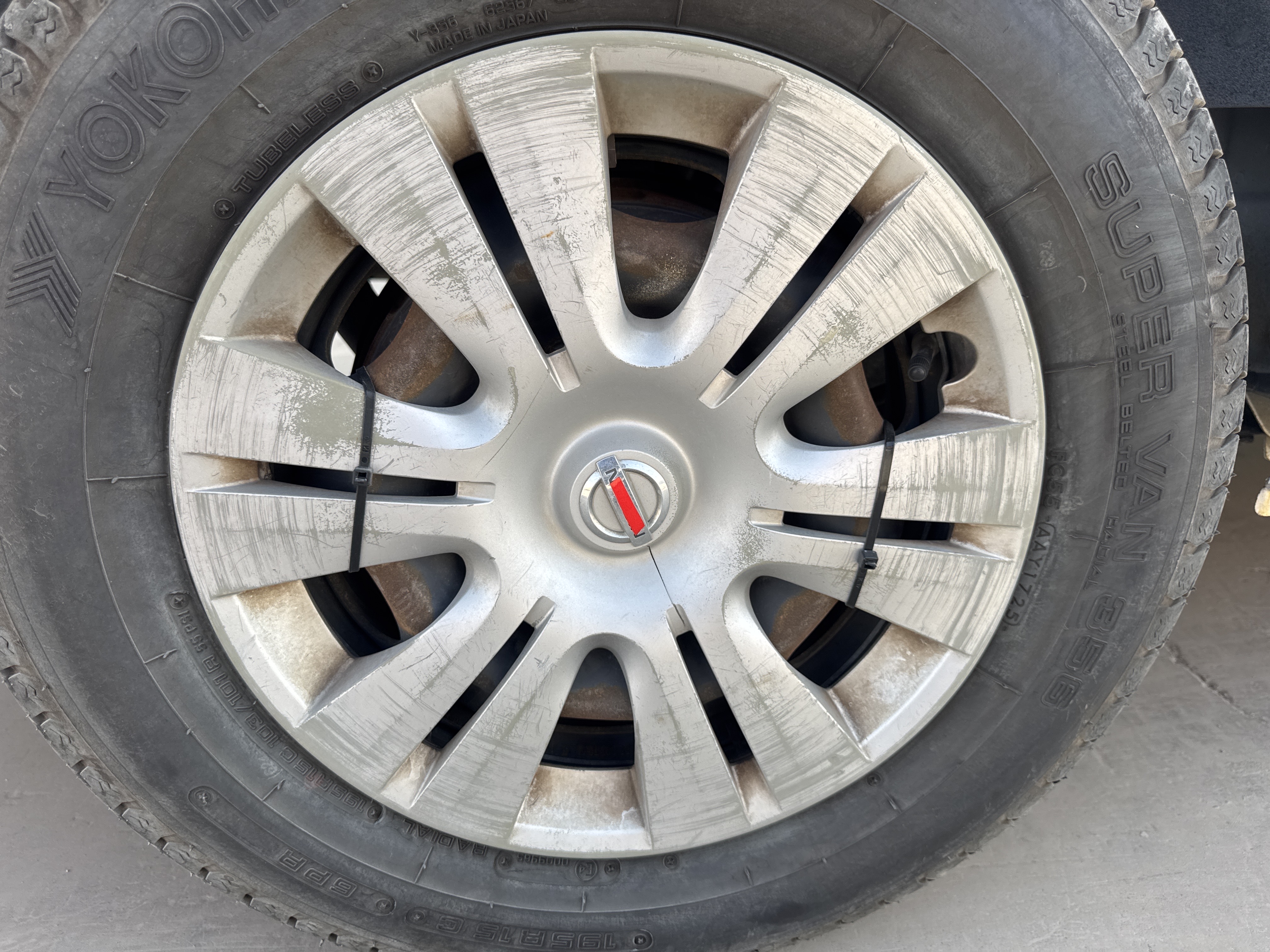 VPV-001-Nissan-Urvan-Passenger-vans-inspection-Chassis-Rear-right-alloy-/-Rim-1