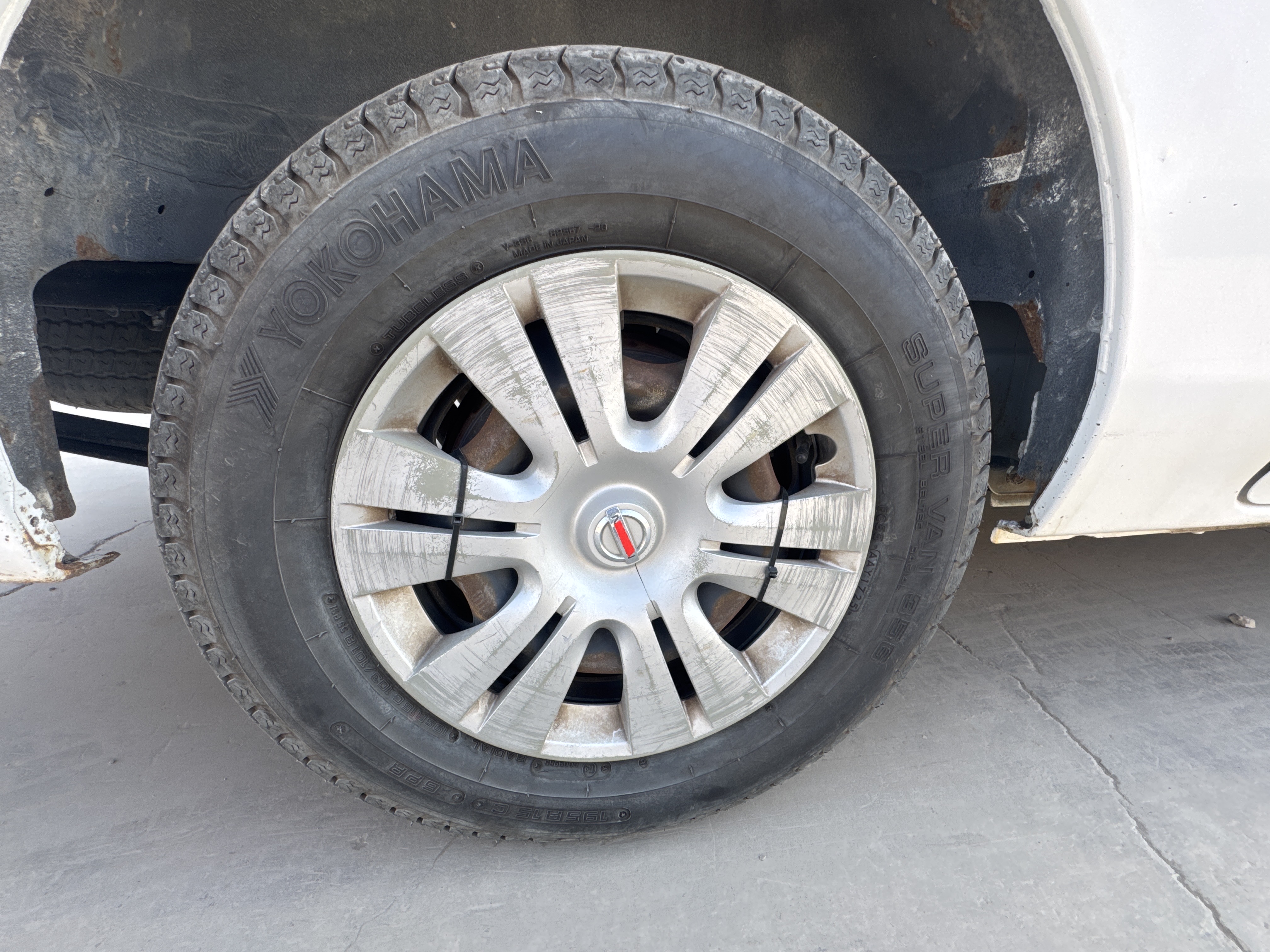 VPV-001-Nissan-Urvan-Passenger-vans-inspection-Chassis-Rear-right-alloy-/-Rim-1