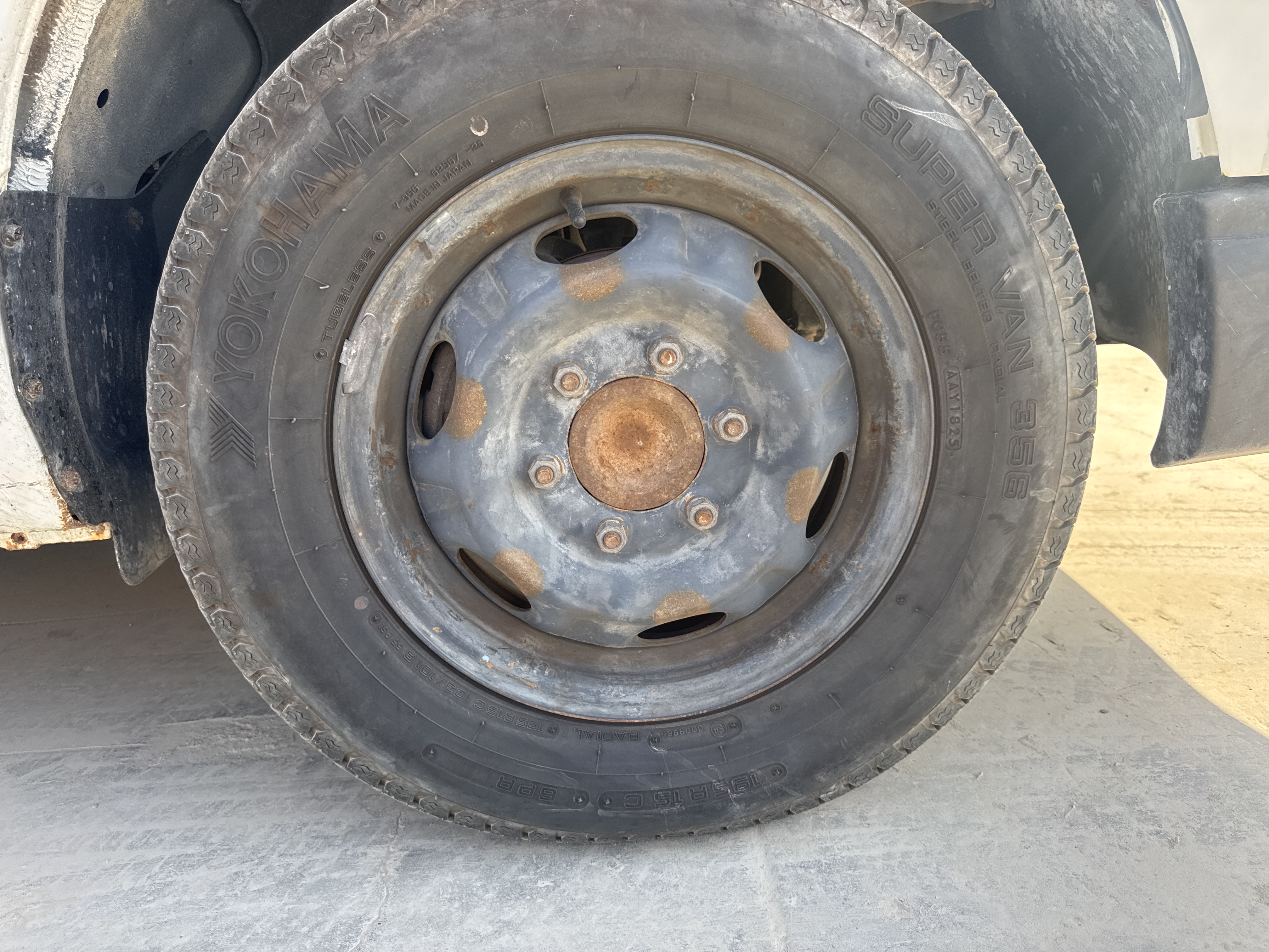 VPV-001-Nissan-Urvan-Passenger-vans-inspection-Chassis-Front-right-alloy-/-Rim-1