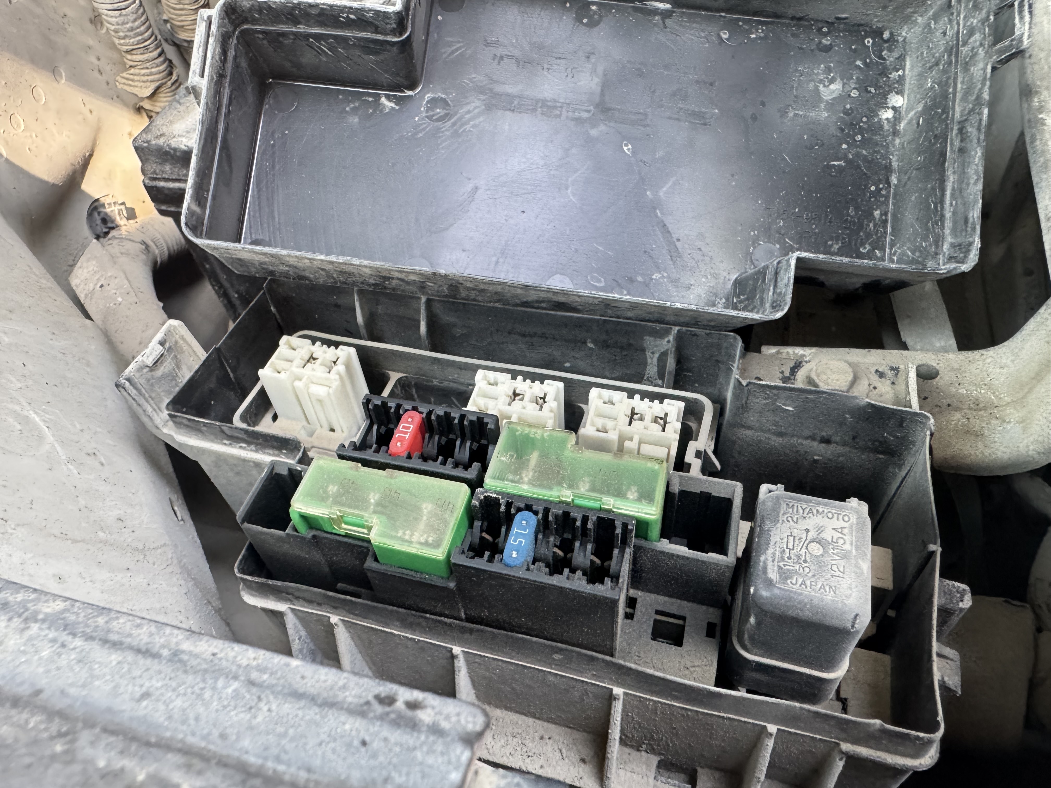 VPV-001-Nissan-Urvan-Passenger-vans-inspection-Engine-Fuse-box-1