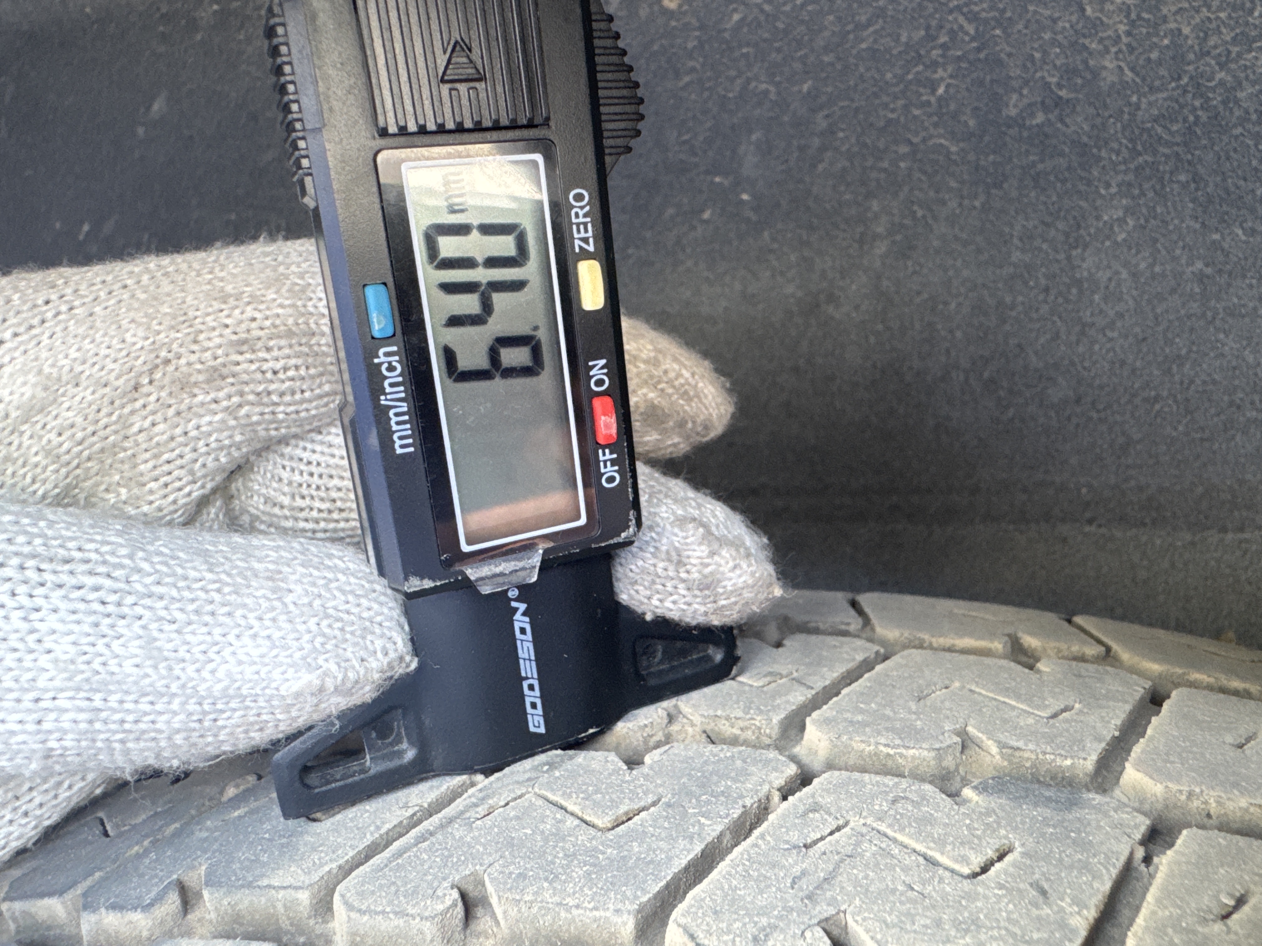 VPV-001-Nissan-Urvan-Passenger-vans-inspection-Chassis-Left-rear-tire---tread-depth-1