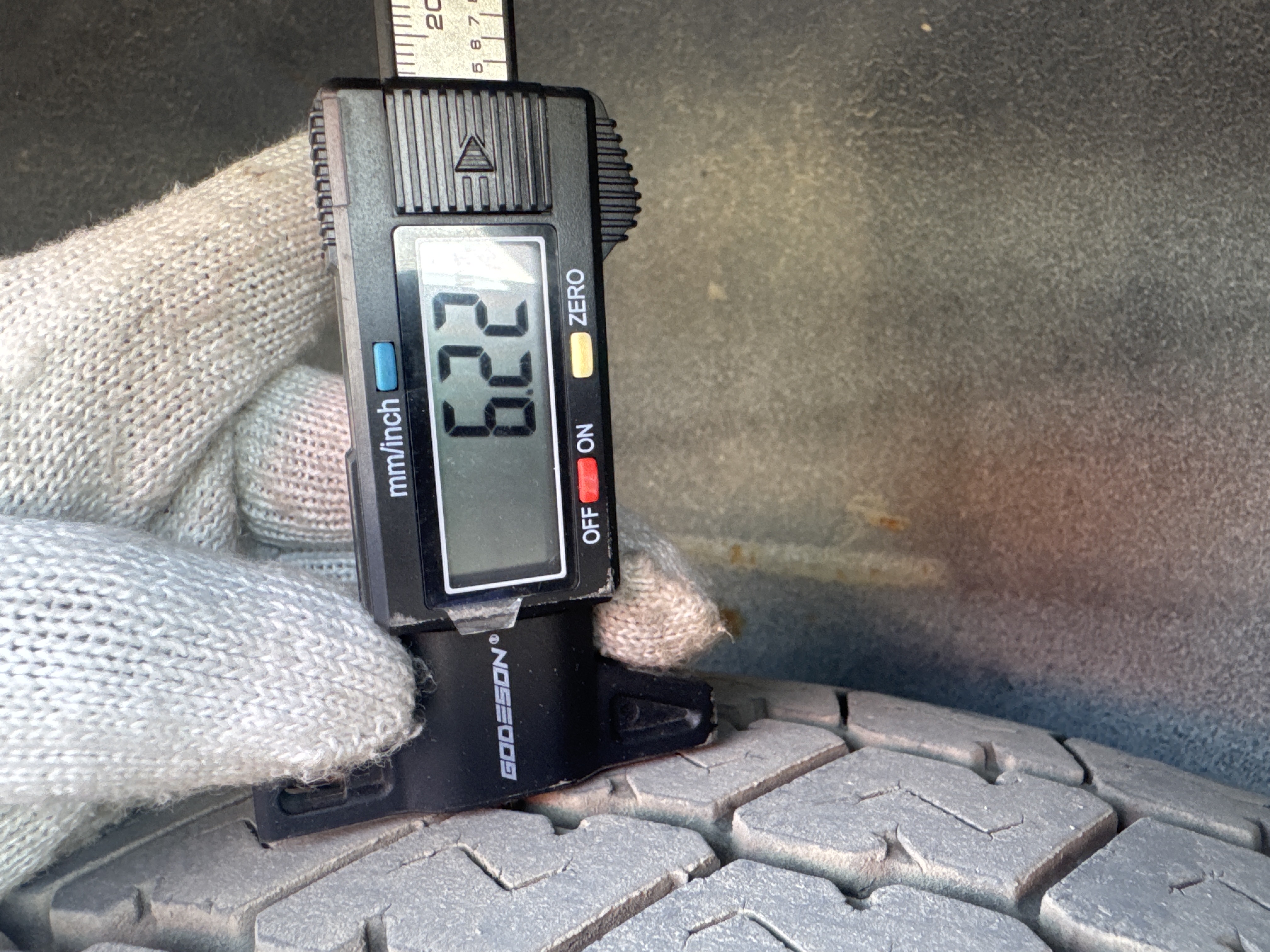 VPV-001-Nissan-Urvan-Passenger-vans-inspection-Chassis-Right-rear-tire---tread-depth-1