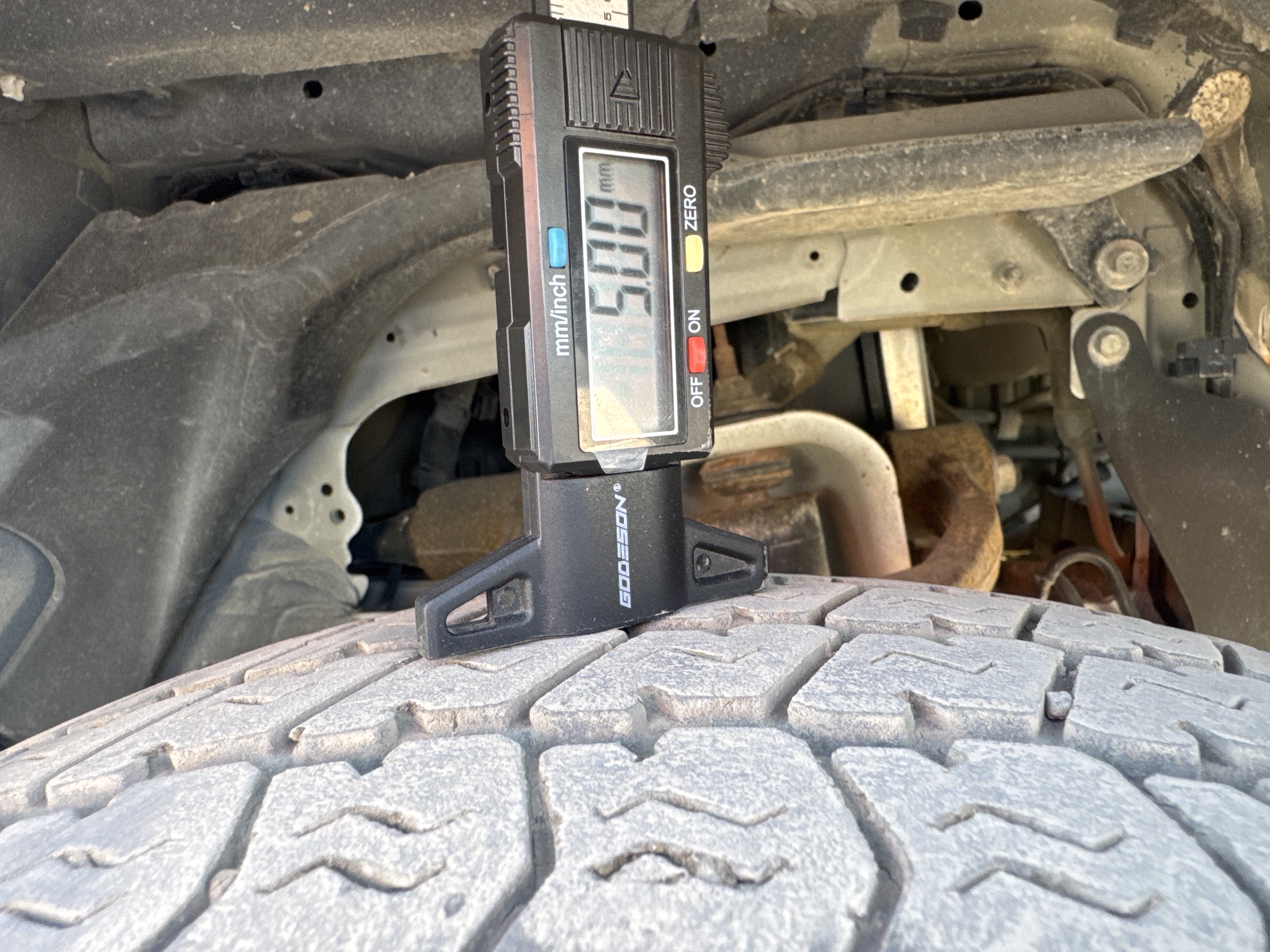 VPV-001-Nissan-Urvan-Passenger-vans-inspection-Chassis-Right-front-tire---tread-depth-1