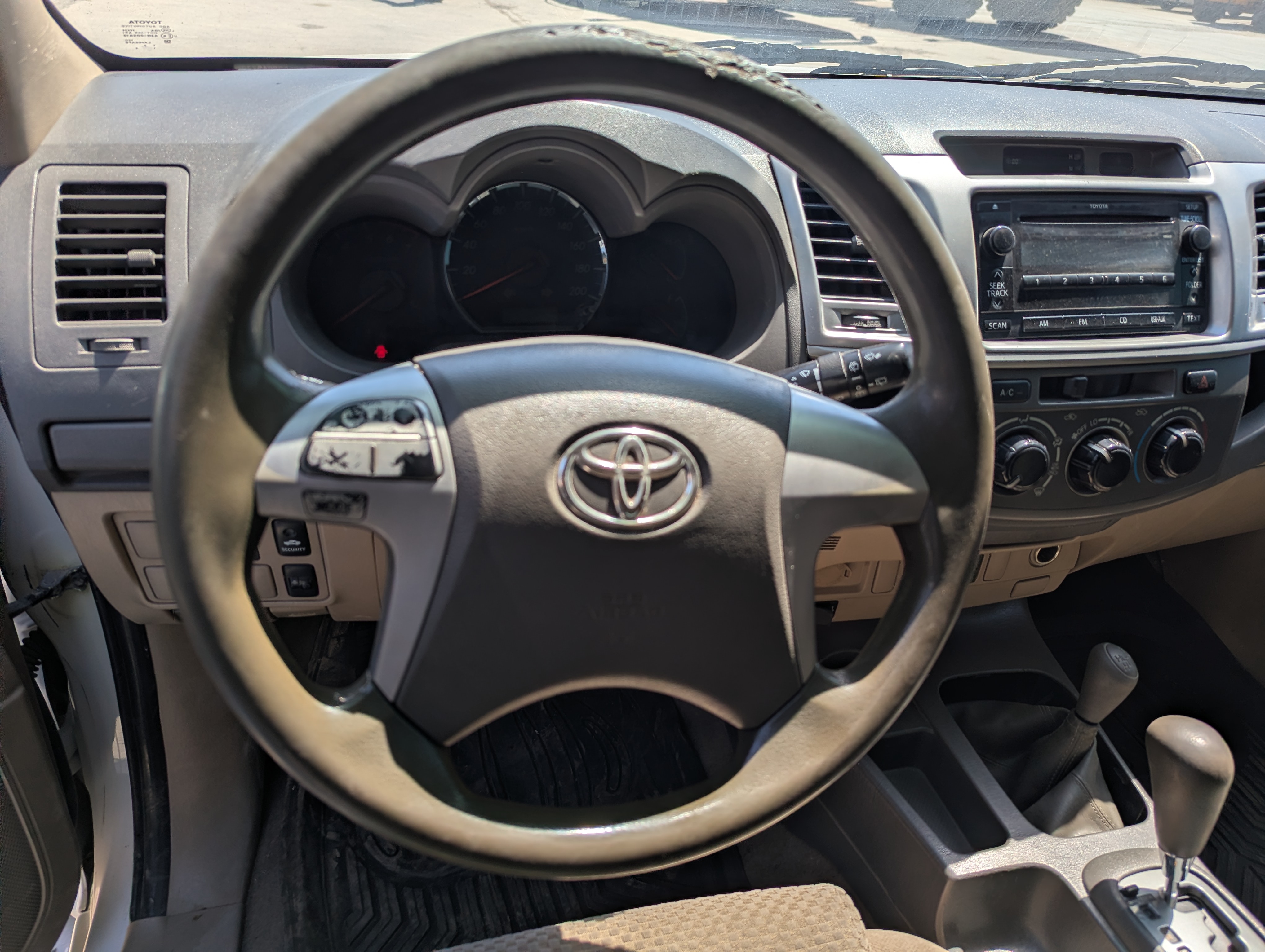 SUV-001-Toyota-Fortuner-SUVs-inspection-Interior-Steering-mounted-controls-2