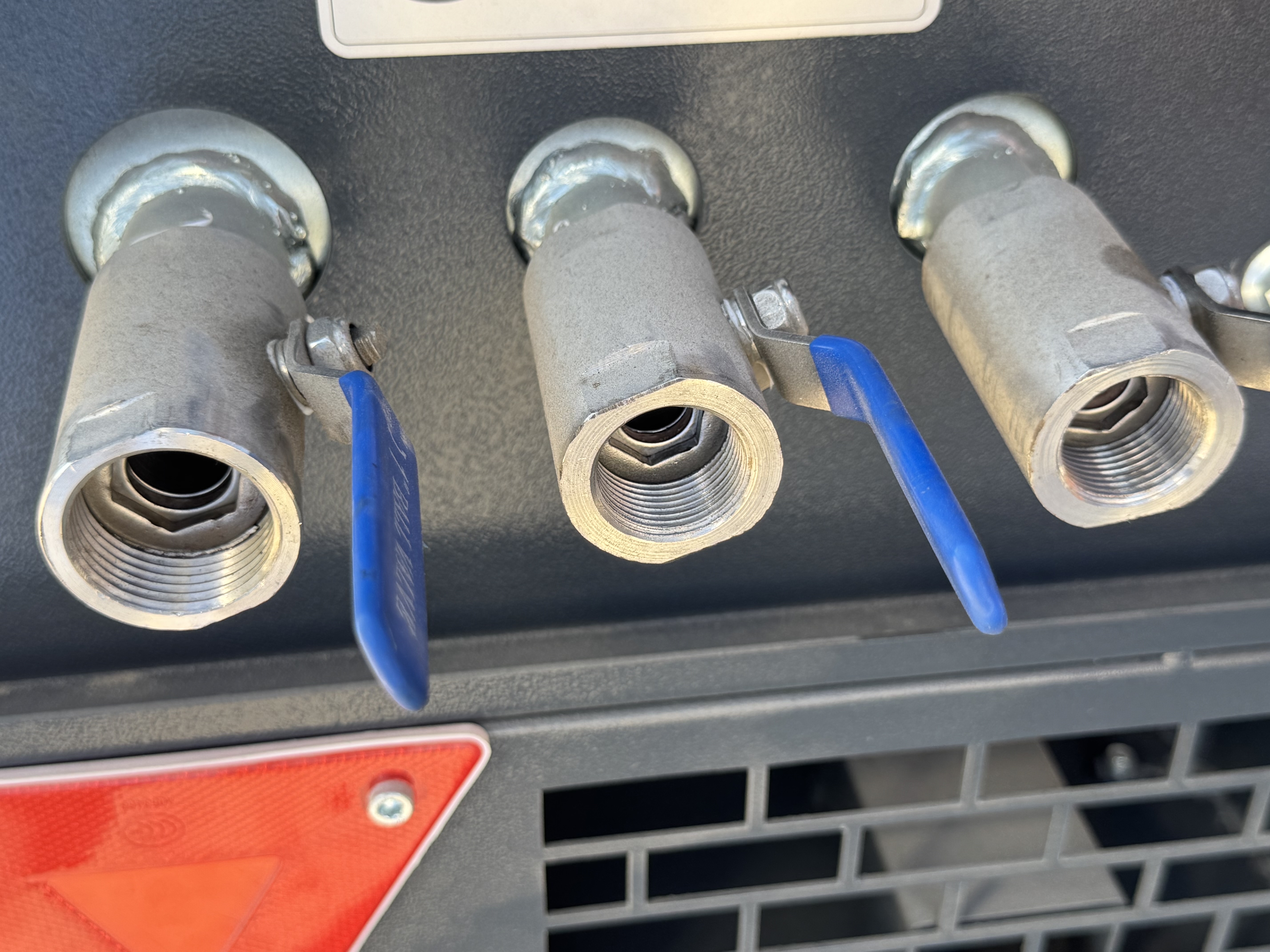 ACA-019-Blurbly-BCS250-8-Air-compressors-inspection-Structure-Air-discharge-outlet-1