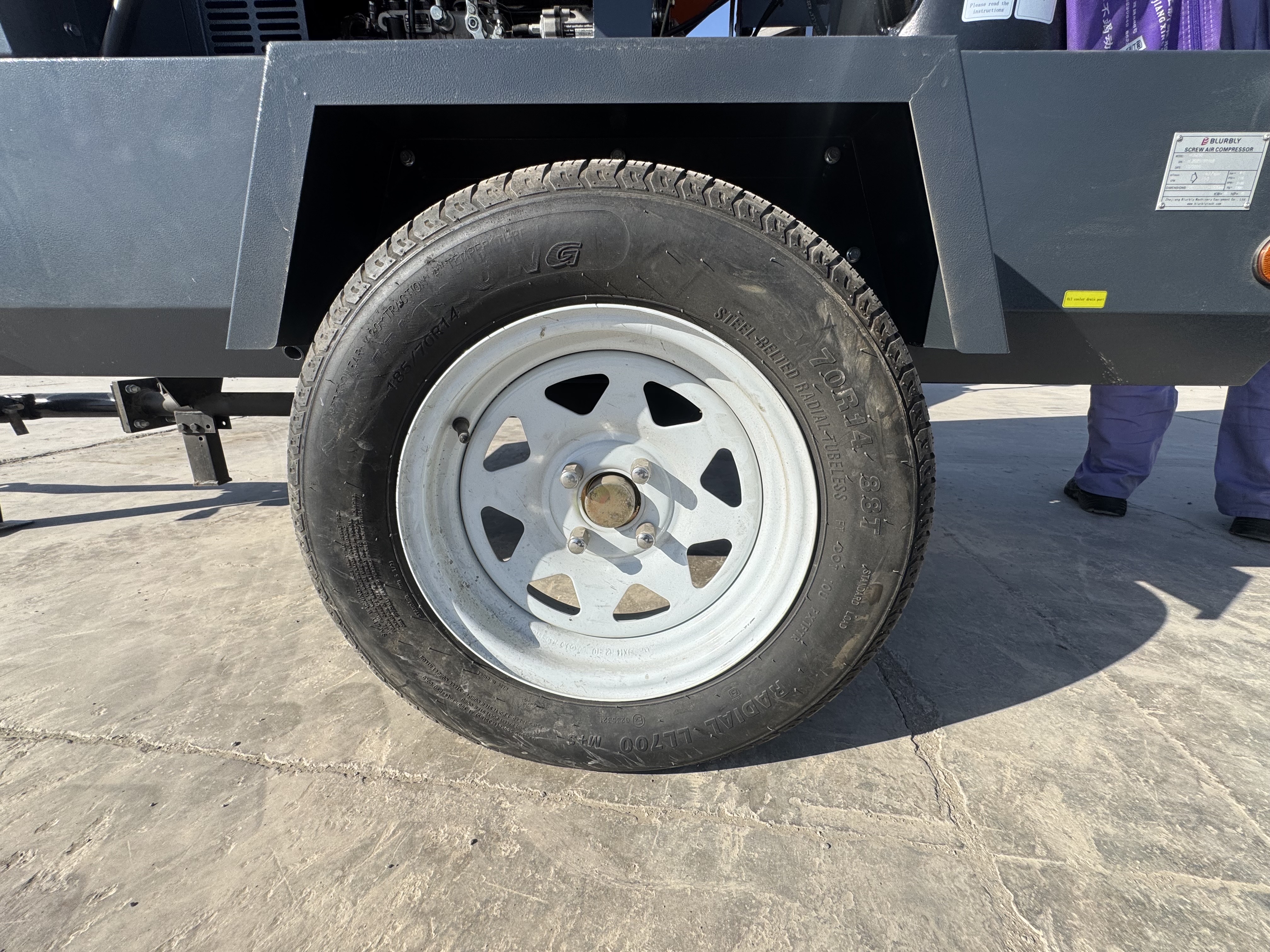 ACA-019-Blurbly-BCS250-8-Air-compressors-inspection-Structure-Left-tire-/-wheel-hub-condition-1