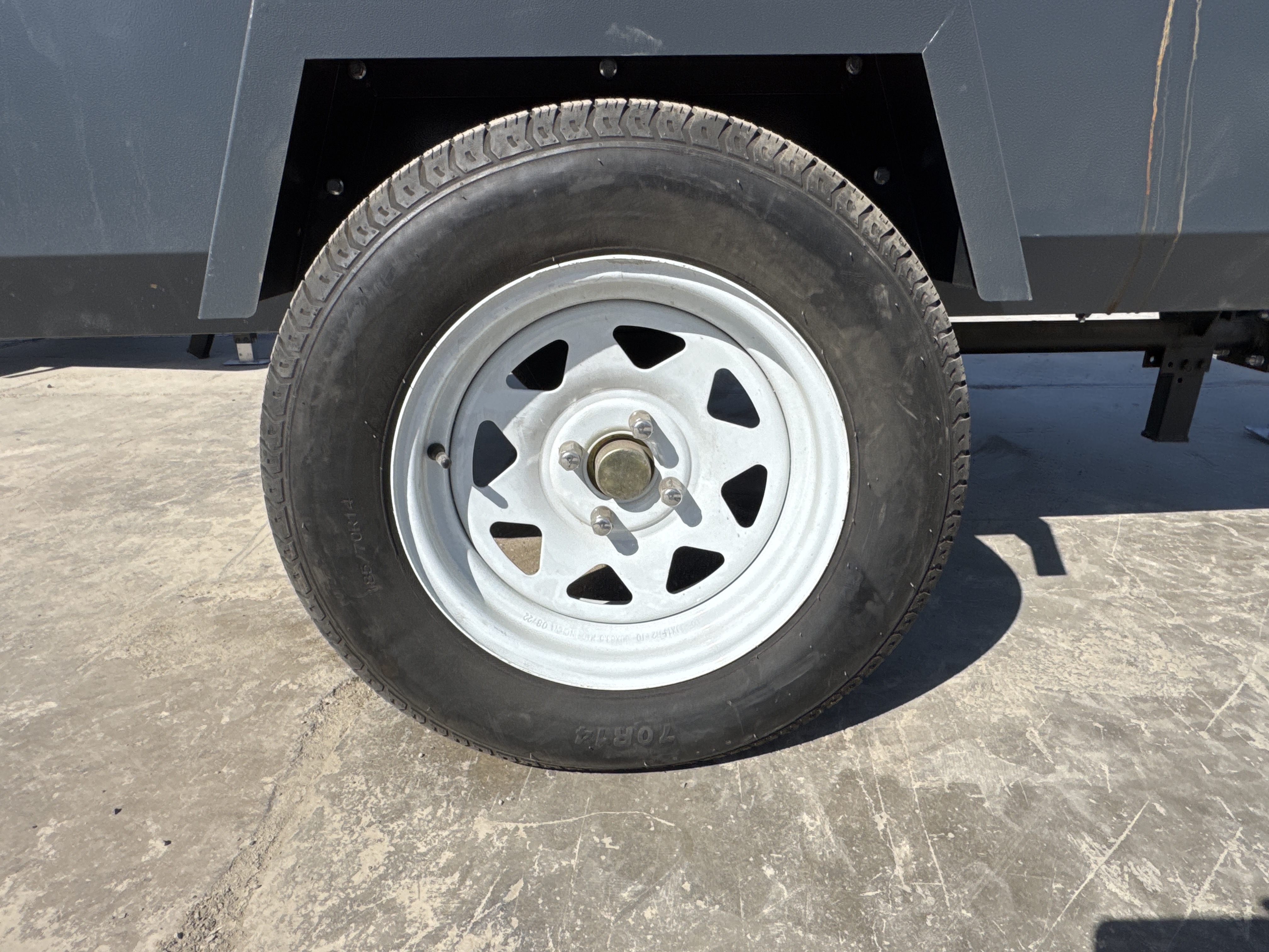 ACA-019-Blurbly-BCS250-8-Air-compressors-inspection-Structure-Right-tire-/-wheel-hub-condition-1