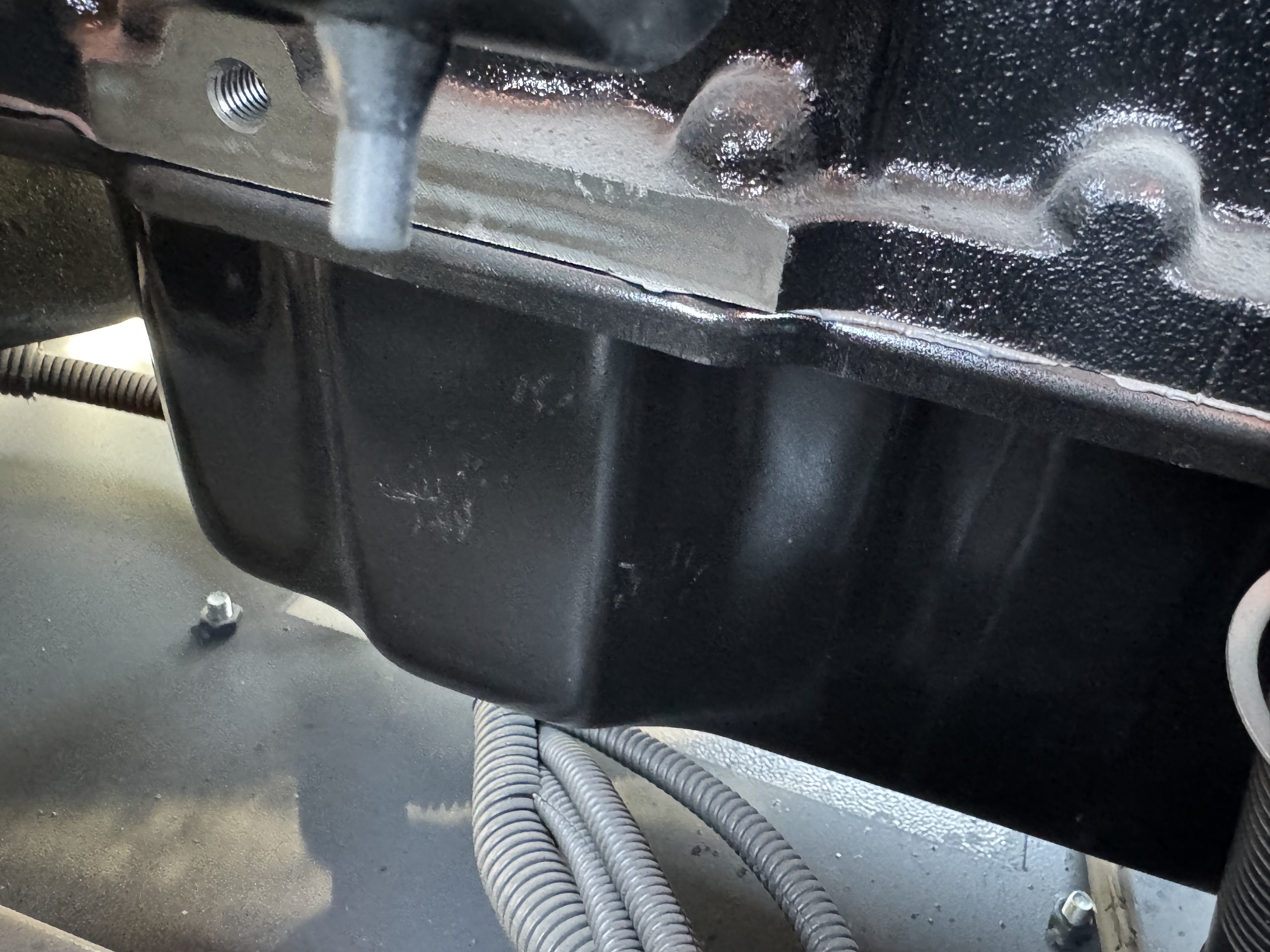 ACA-019-Blurbly-BCS250-8-Air-compressors-inspection-Engine-Engine-oil-leaks-1