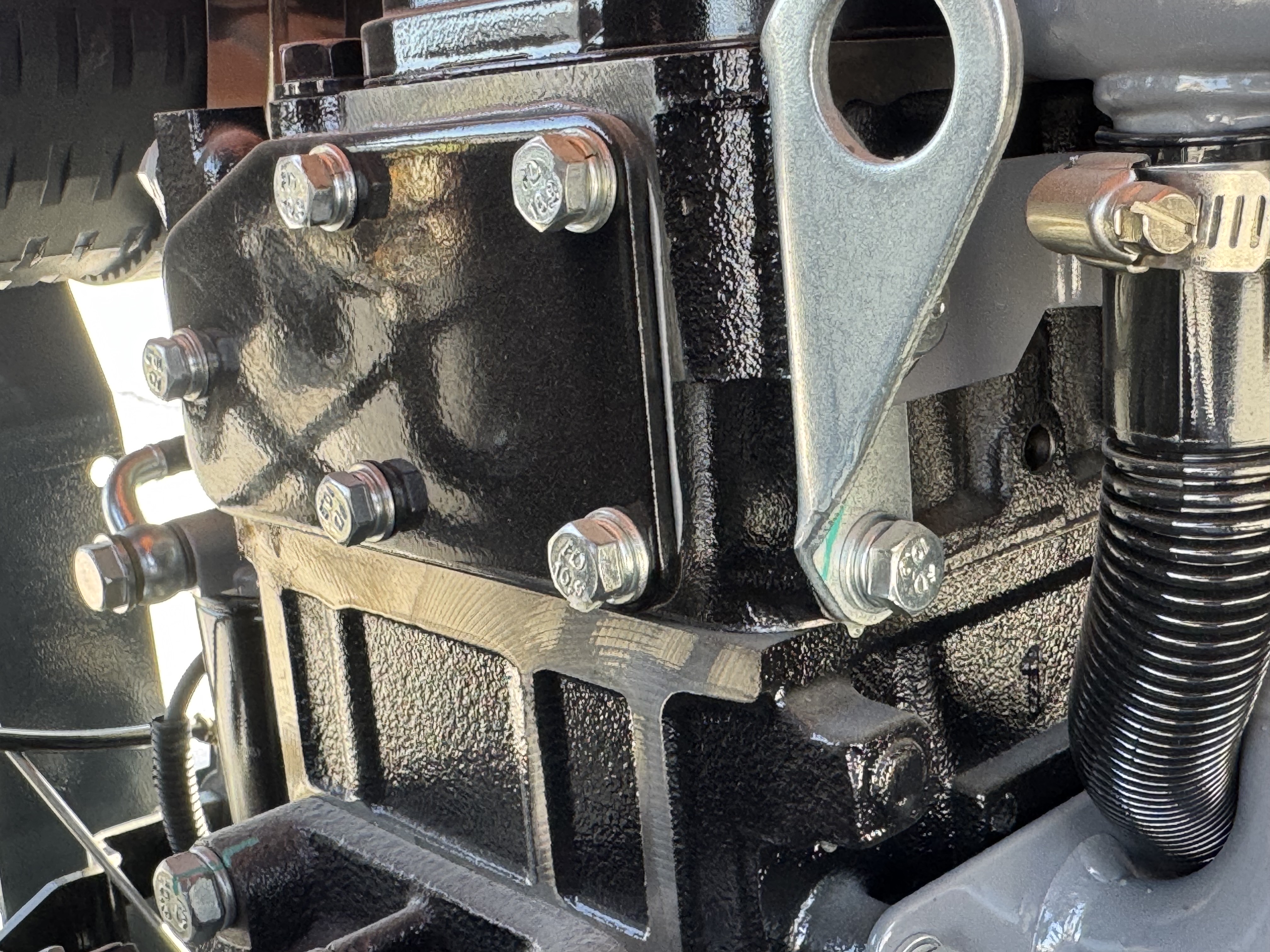 ACA-019-Blurbly-BCS250-8-Air-compressors-inspection-Engine-Engine-oil-leaks-1