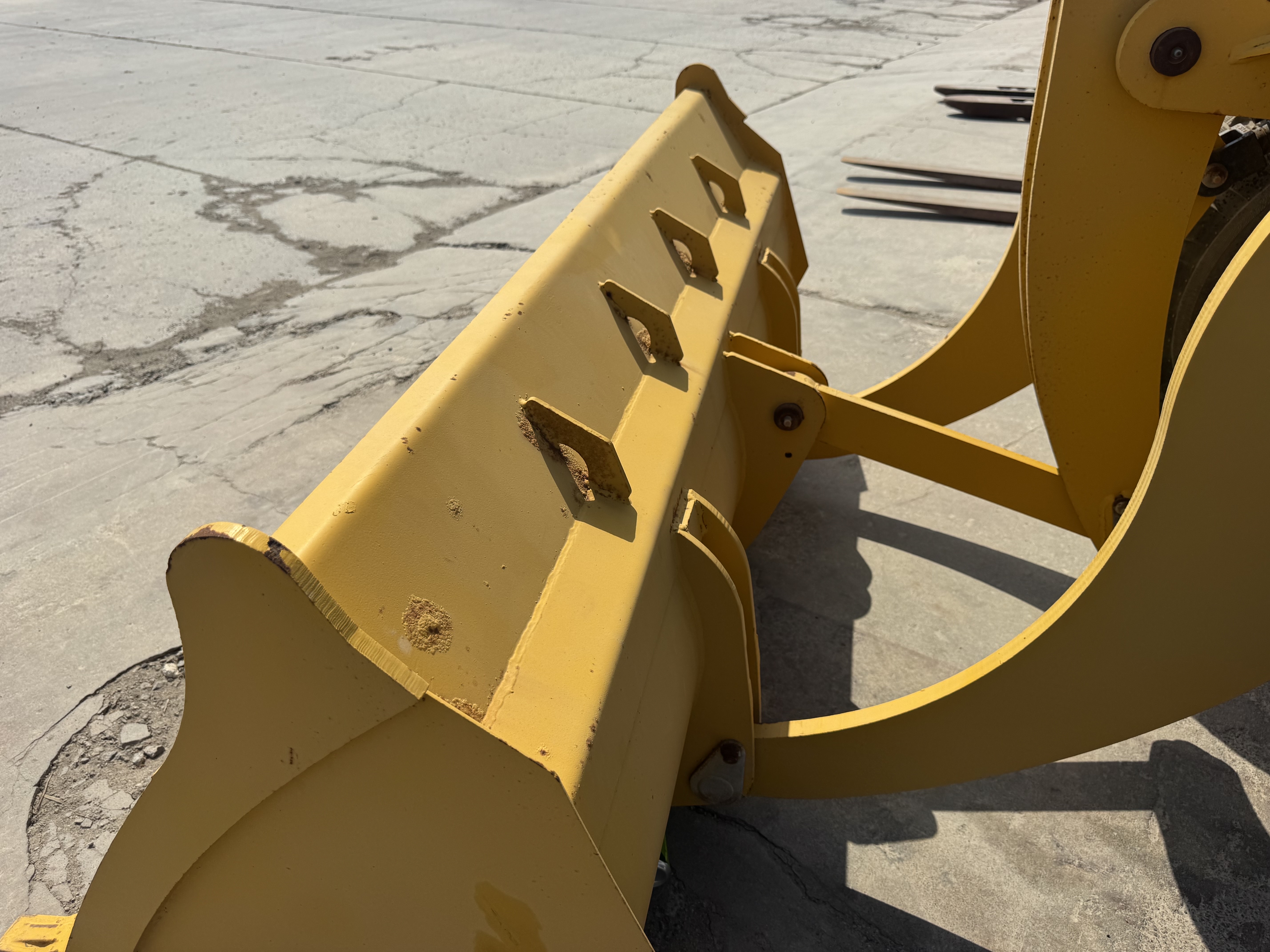 WHL-020-Shanding-ZL26-Wheel-loaders-inspection-Attachments-Loader-bucket-condition-1