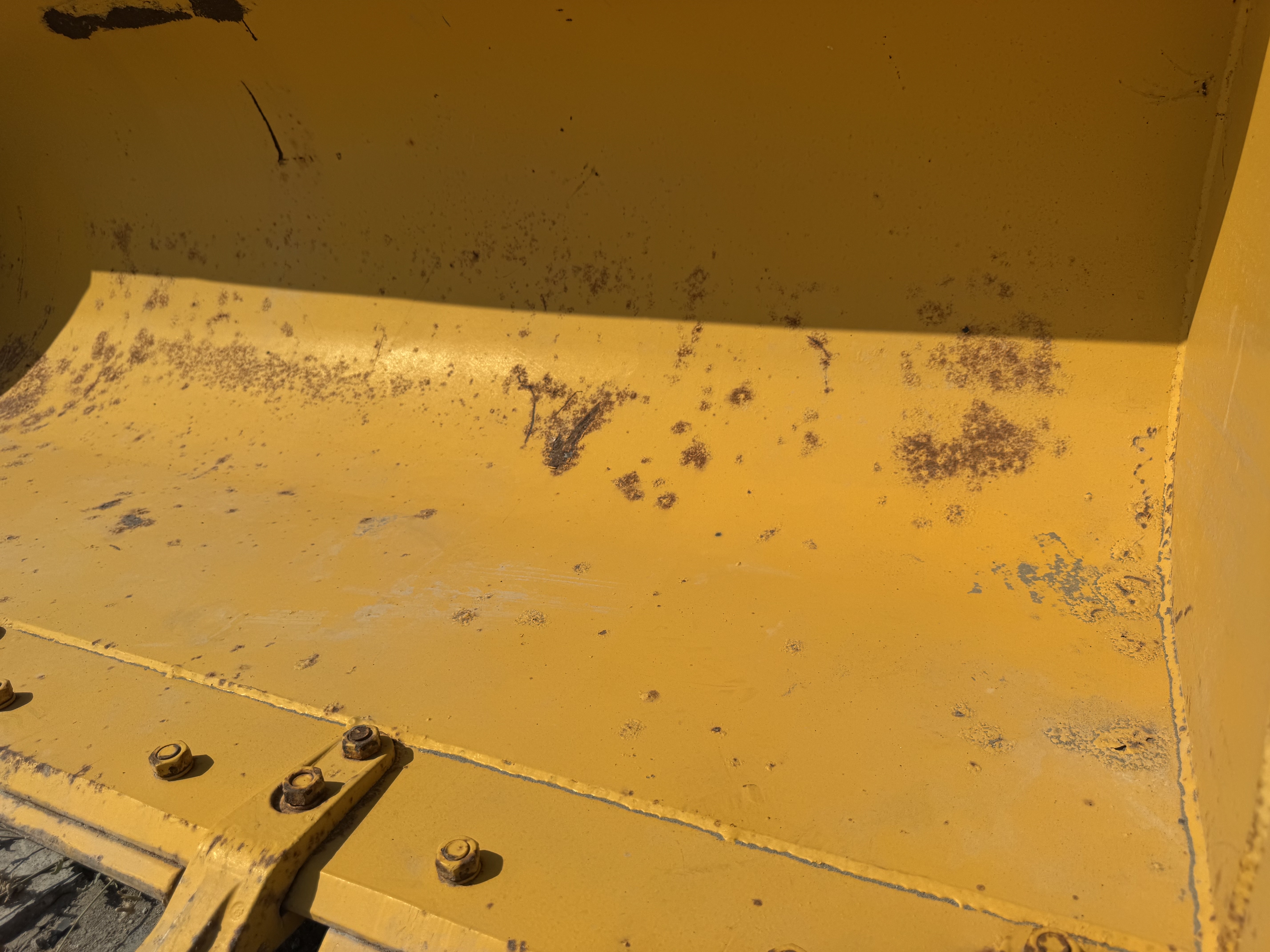 WHL-020-Shanding-ZL26-Wheel-loaders-inspection-Attachments-Loader-bucket-condition-1