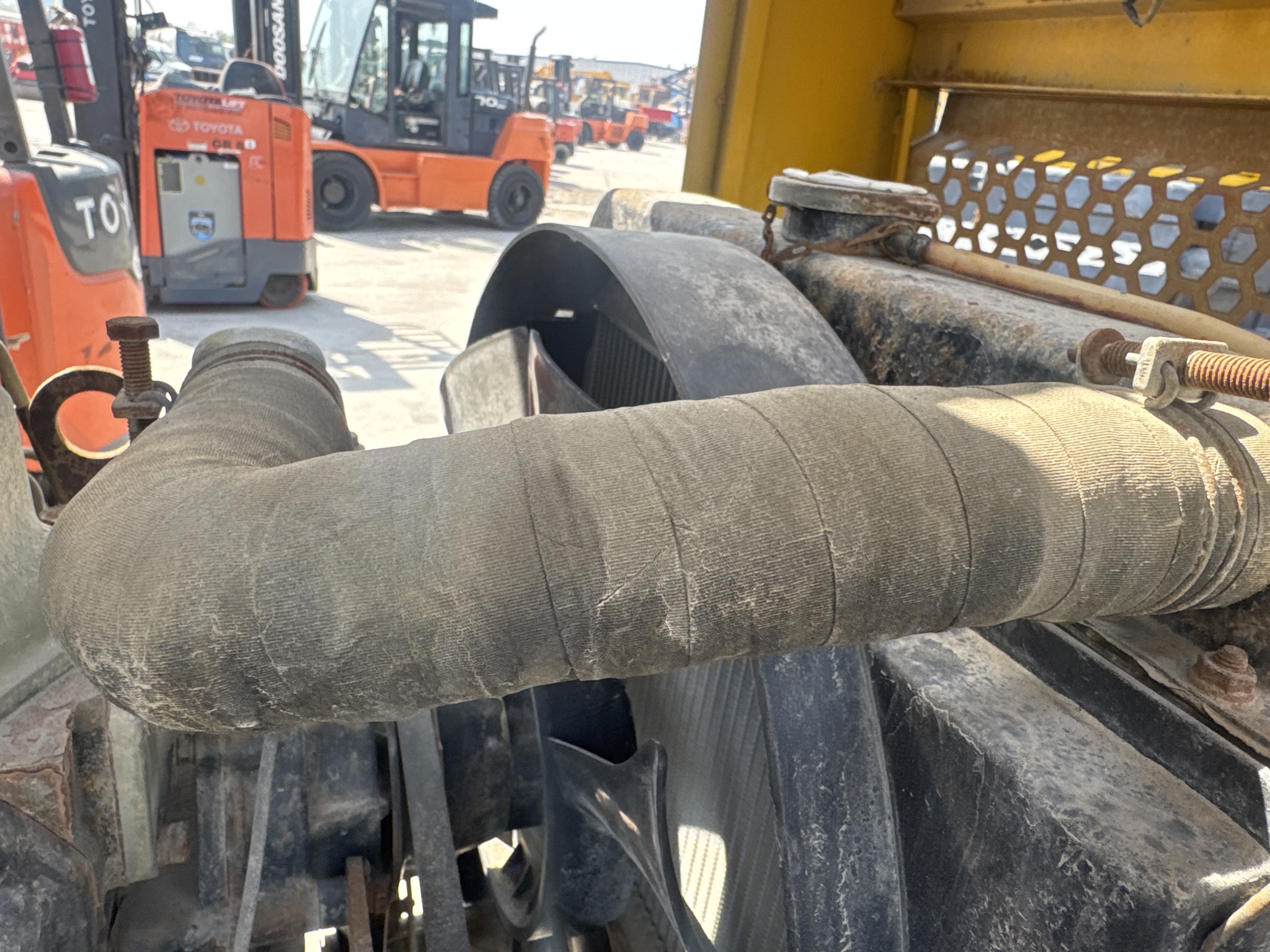 WHL-020-Shanding-ZL26-Wheel-loaders-inspection-Engine-Hoses-1