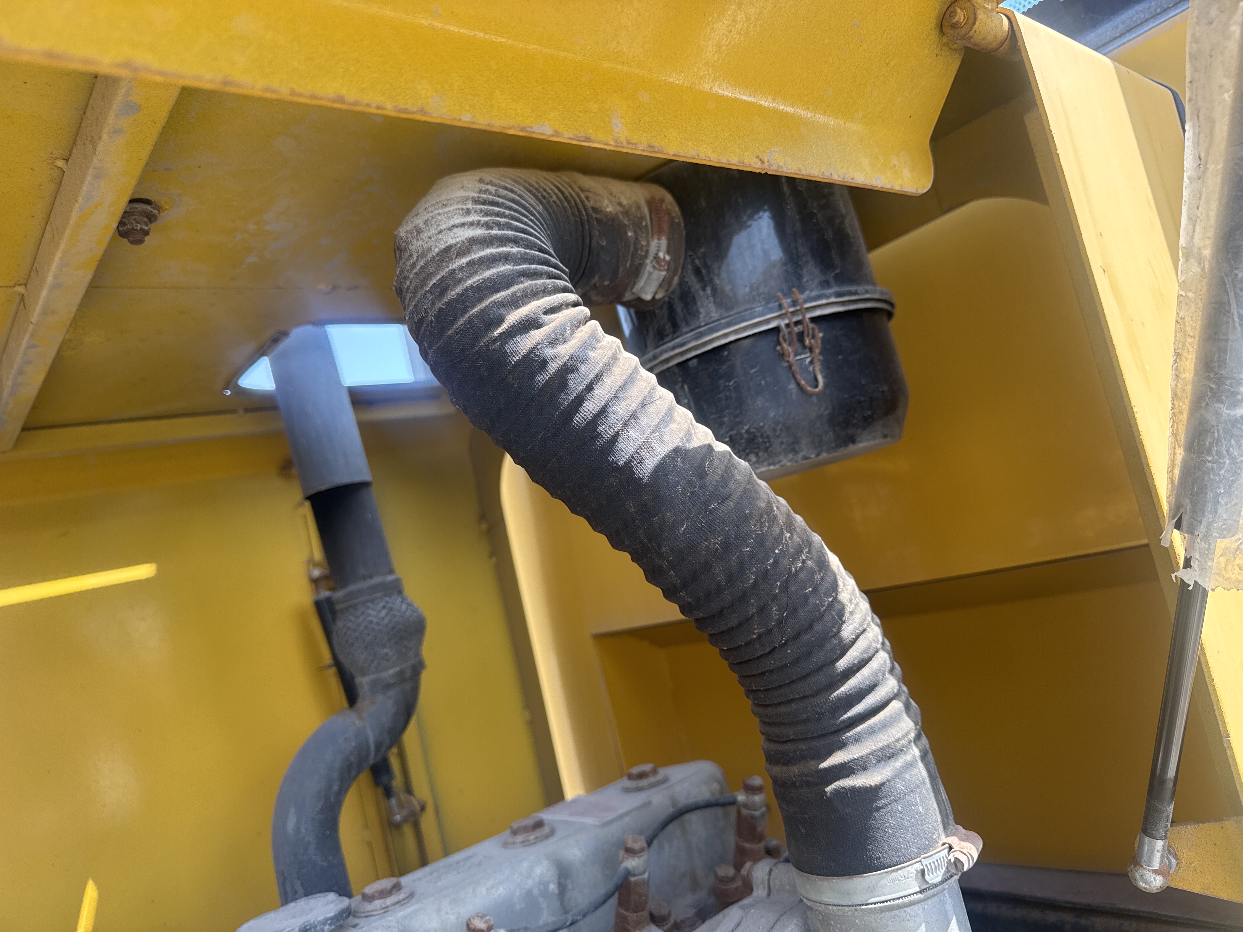 WHL-020-Shanding-ZL26-Wheel-loaders-inspection-Engine-Hoses-1