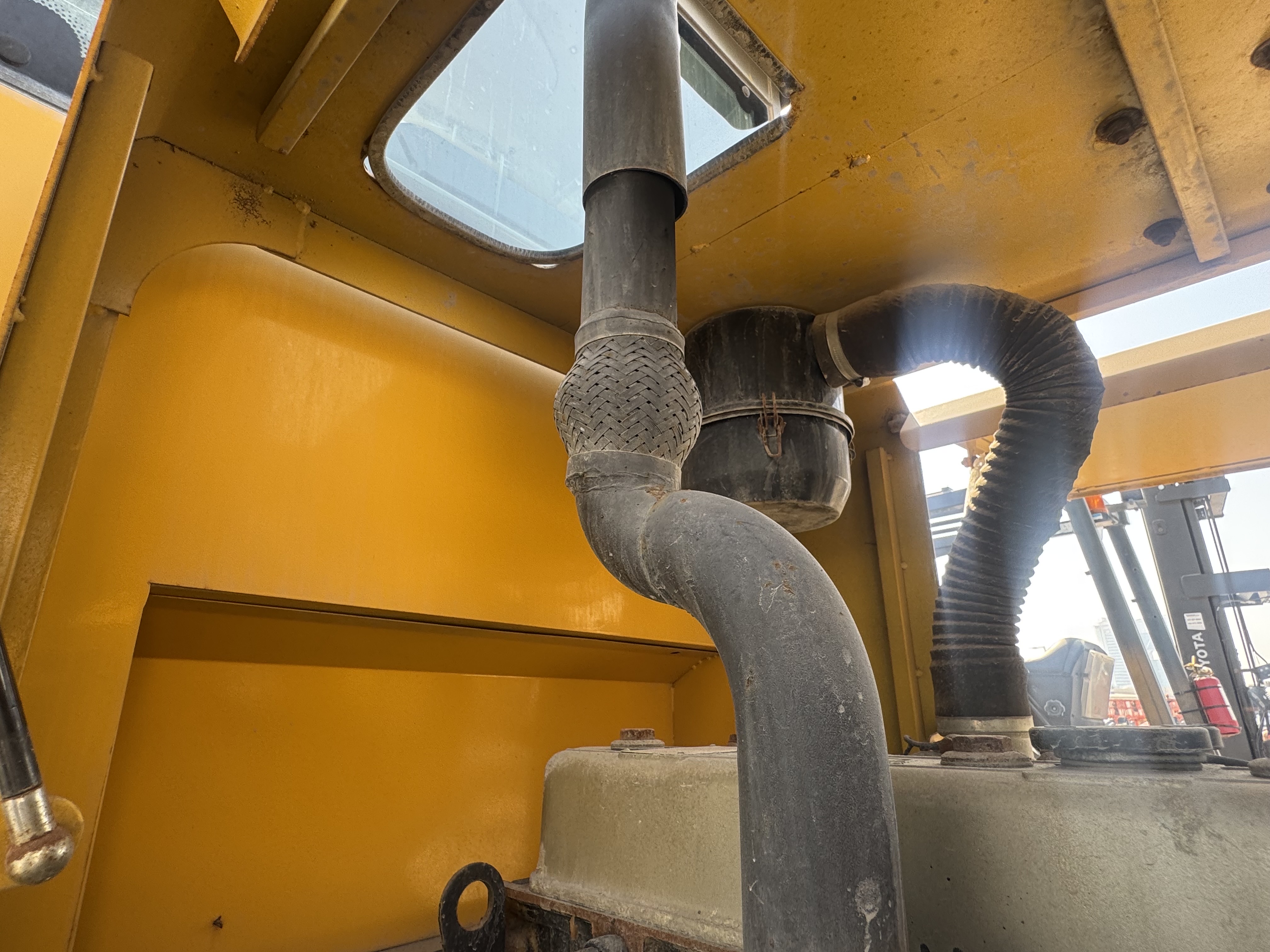 WHL-020-Shanding-ZL26-Wheel-loaders-inspection-Engine-Exhaust-system-1