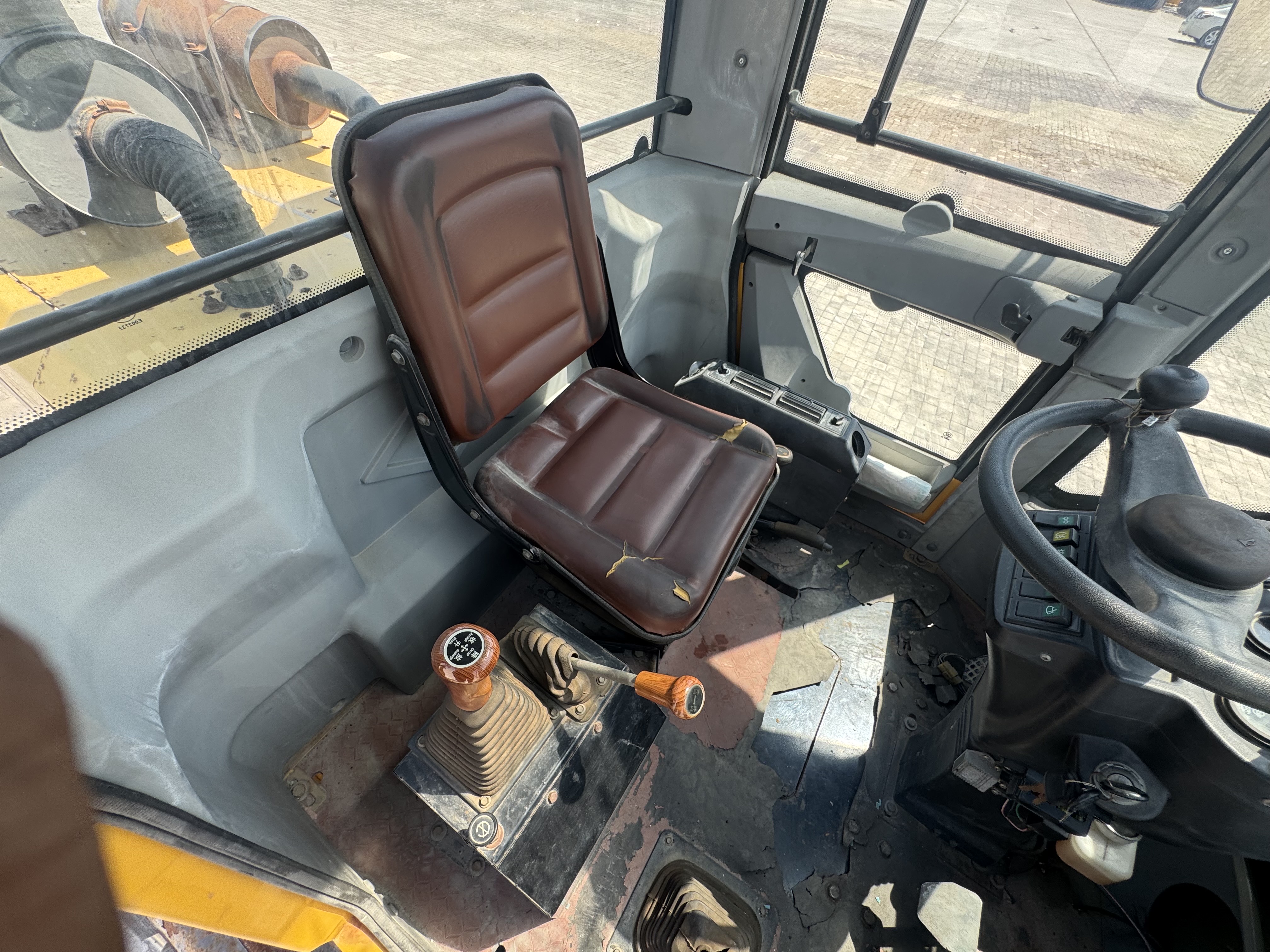 WHL-020-Shanding-ZL26-Wheel-loaders-inspection-Cabin-Seats/armrests-1