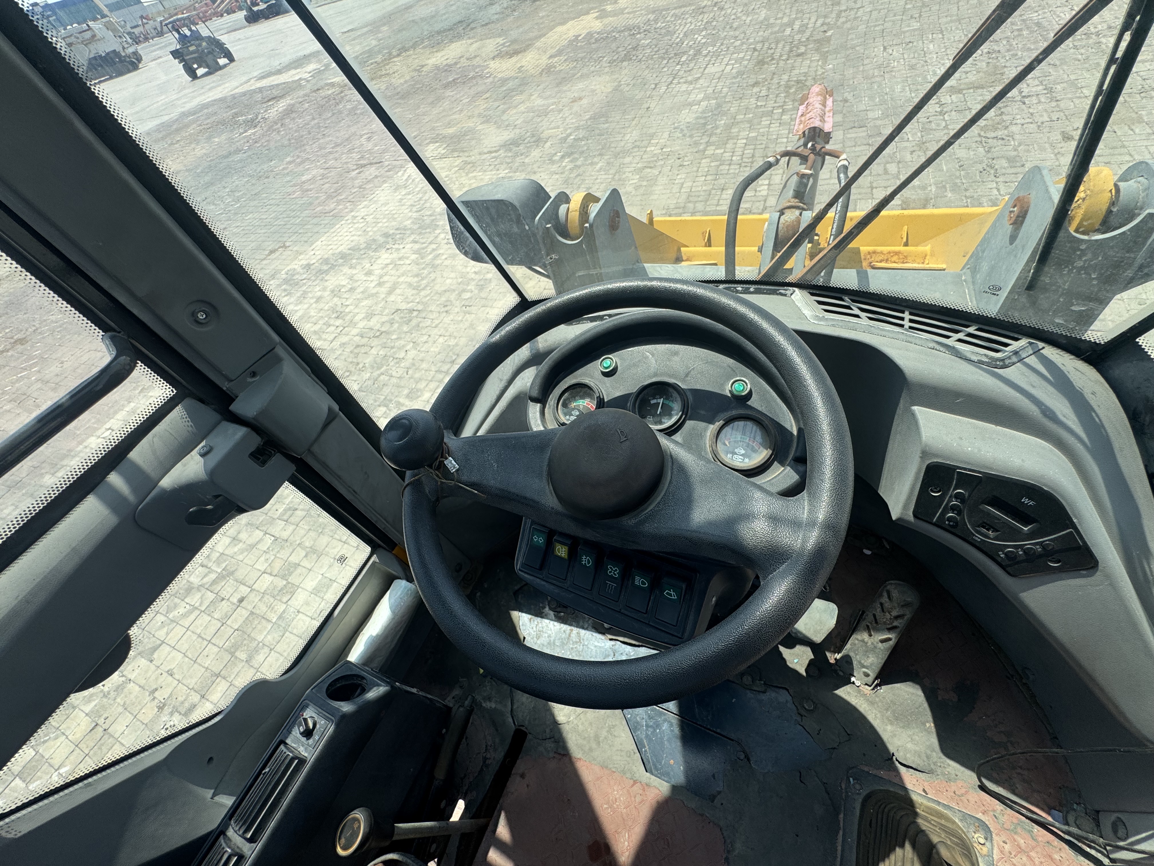 WHL-020-Shanding-ZL26-Wheel-loaders-inspection-Cabin-Steering-controls-1