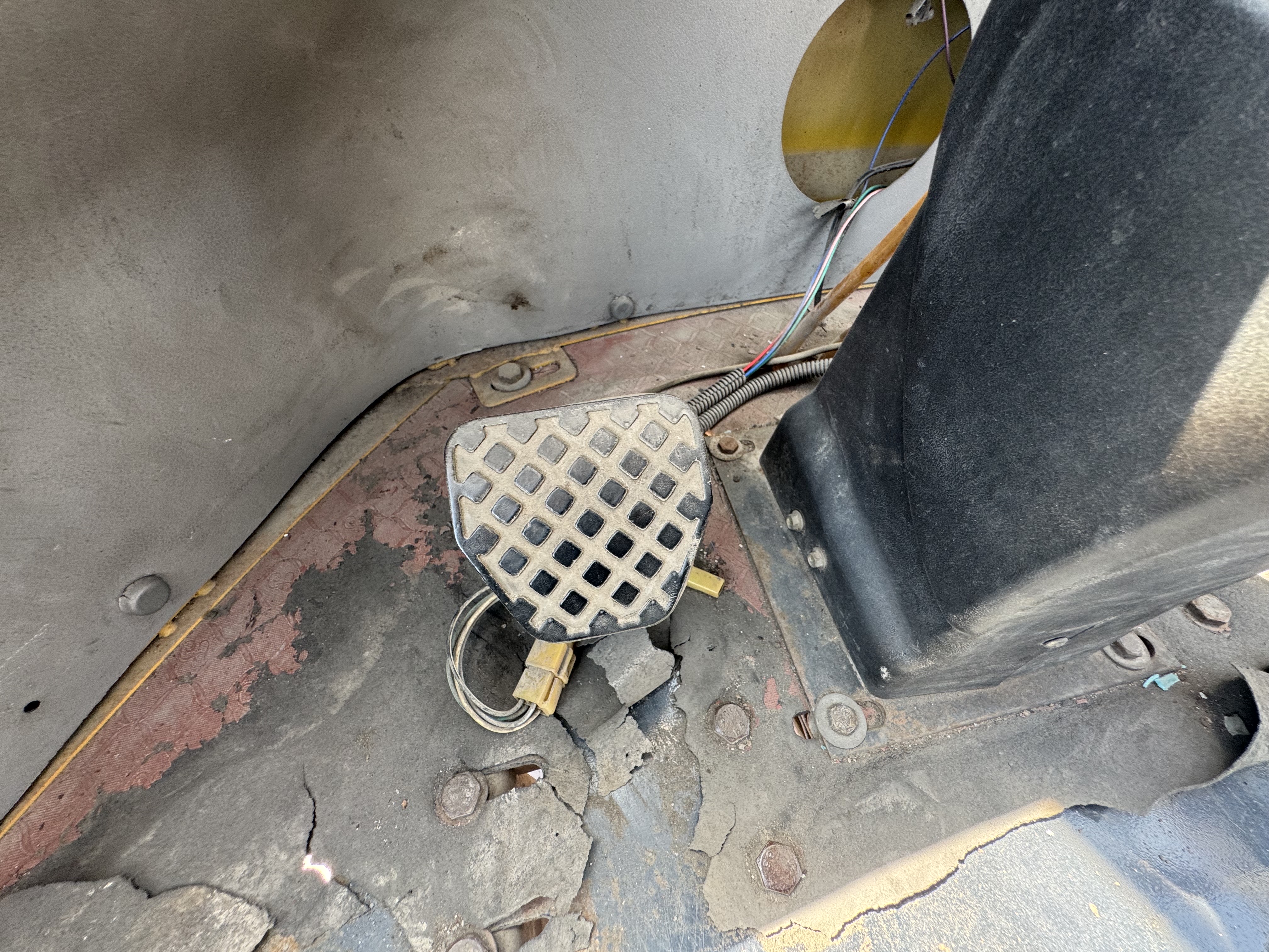 WHL-020-Shanding-ZL26-Wheel-loaders-inspection-Cabin-Pedals-1