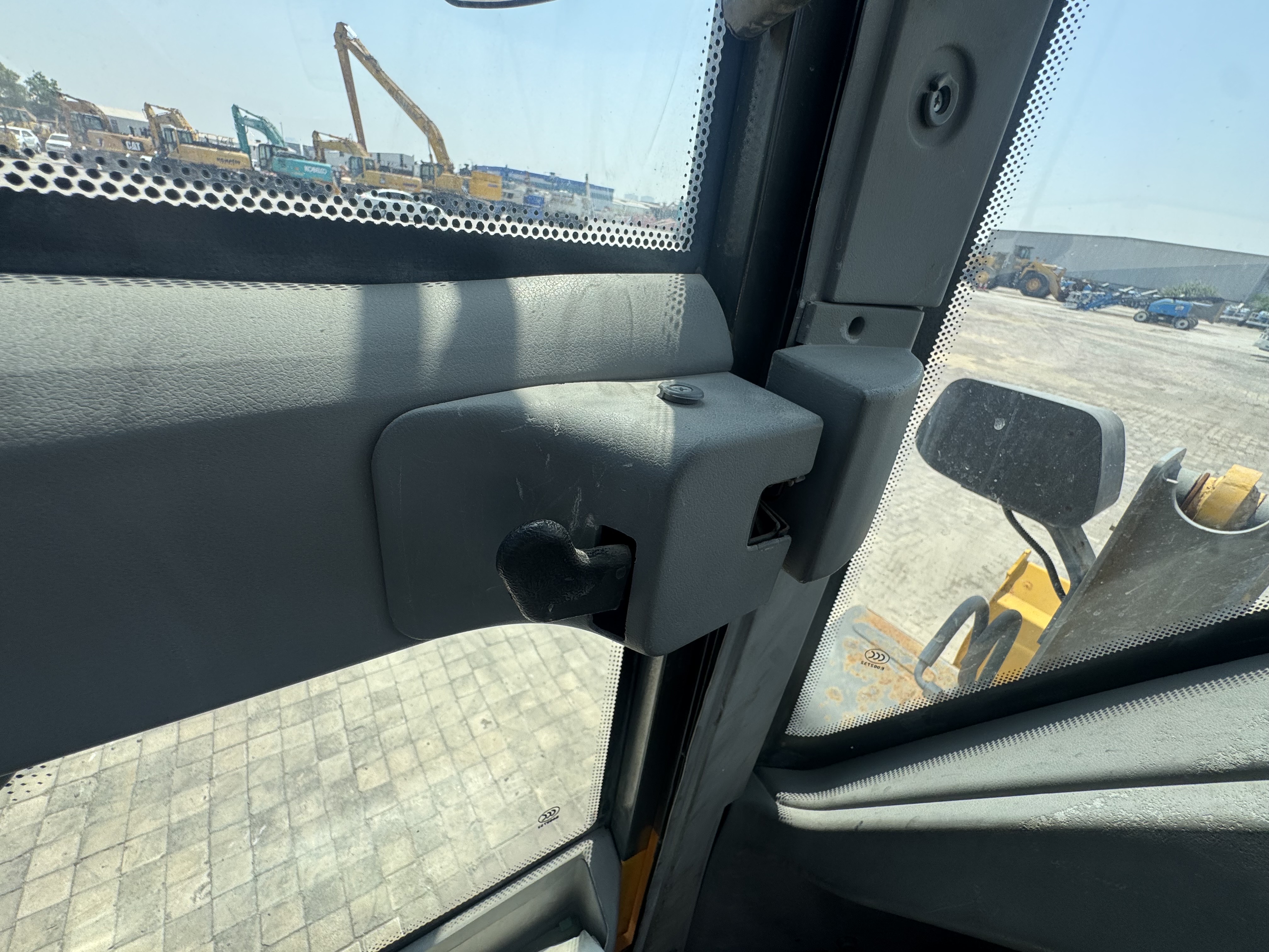WHL-020-Shanding-ZL26-Wheel-loaders-inspection-Cabin-Door-handles-1