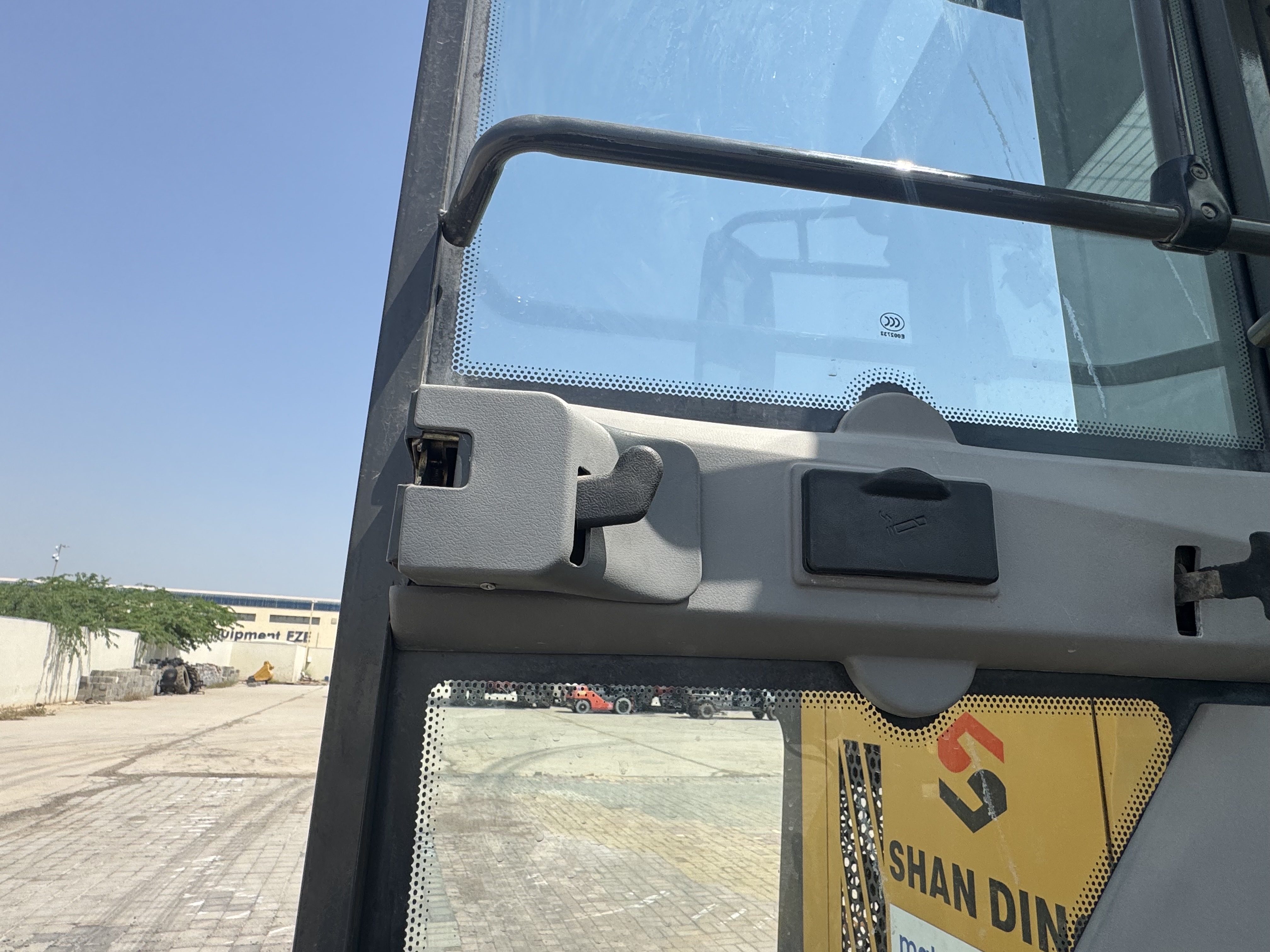 WHL-020-Shanding-ZL26-Wheel-loaders-inspection-Cabin-Door-handles-1