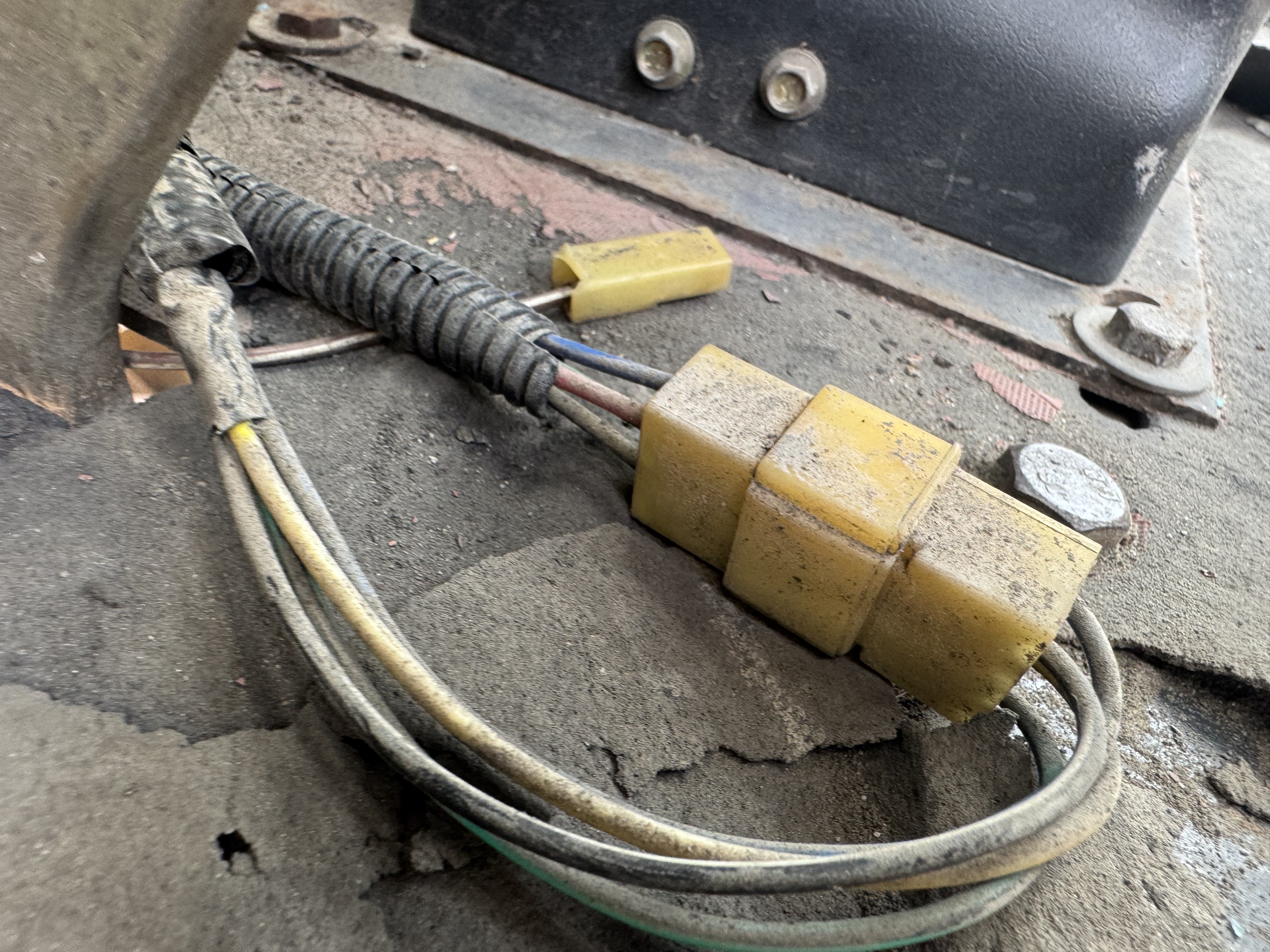 WHL-020-Shanding-ZL26-Wheel-loaders-inspection-Electronic-Main-harness-1
