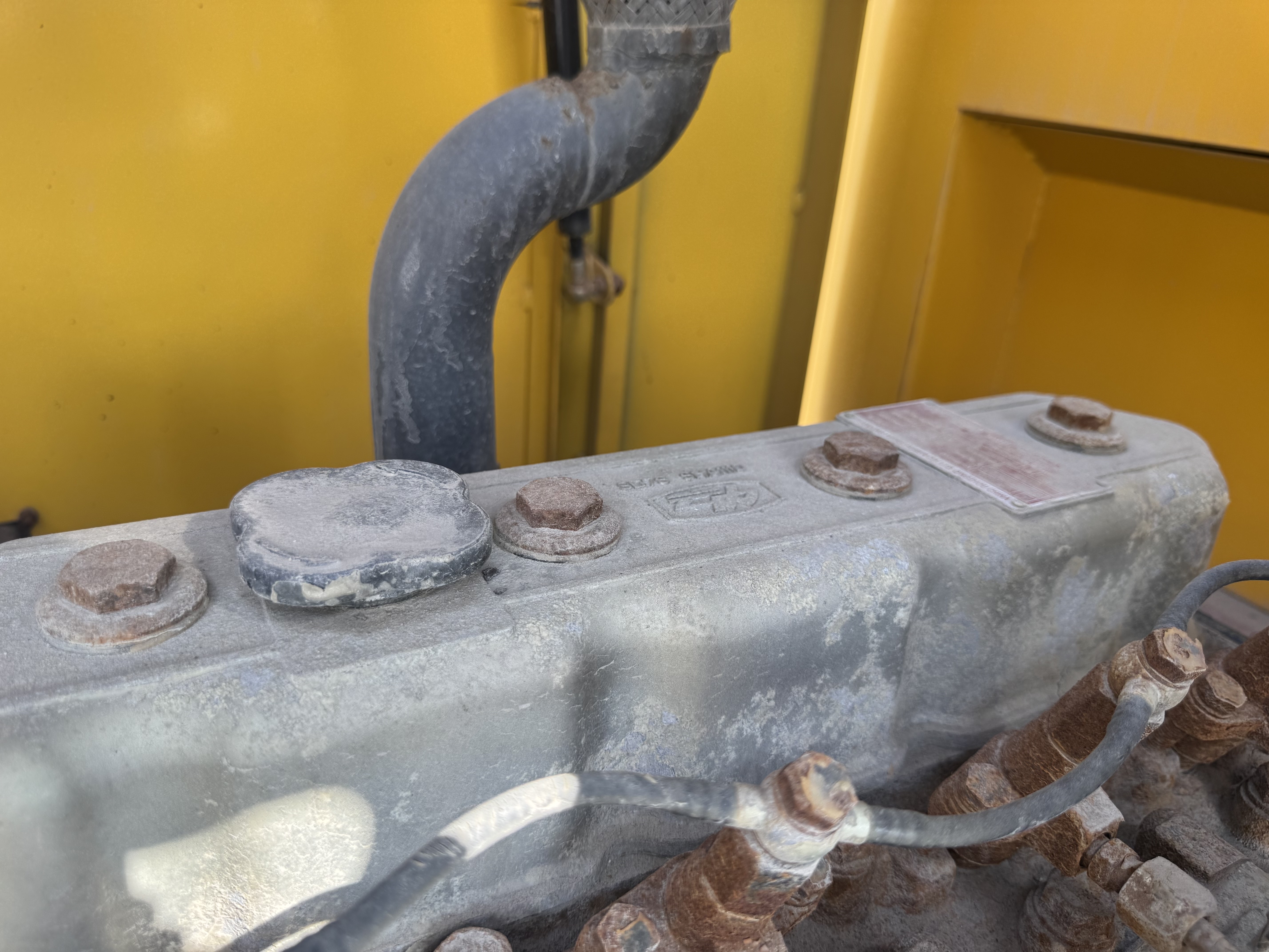 WHL-020-Shanding-ZL26-Wheel-loaders-inspection-Engine-Engine-oil-leaks-1