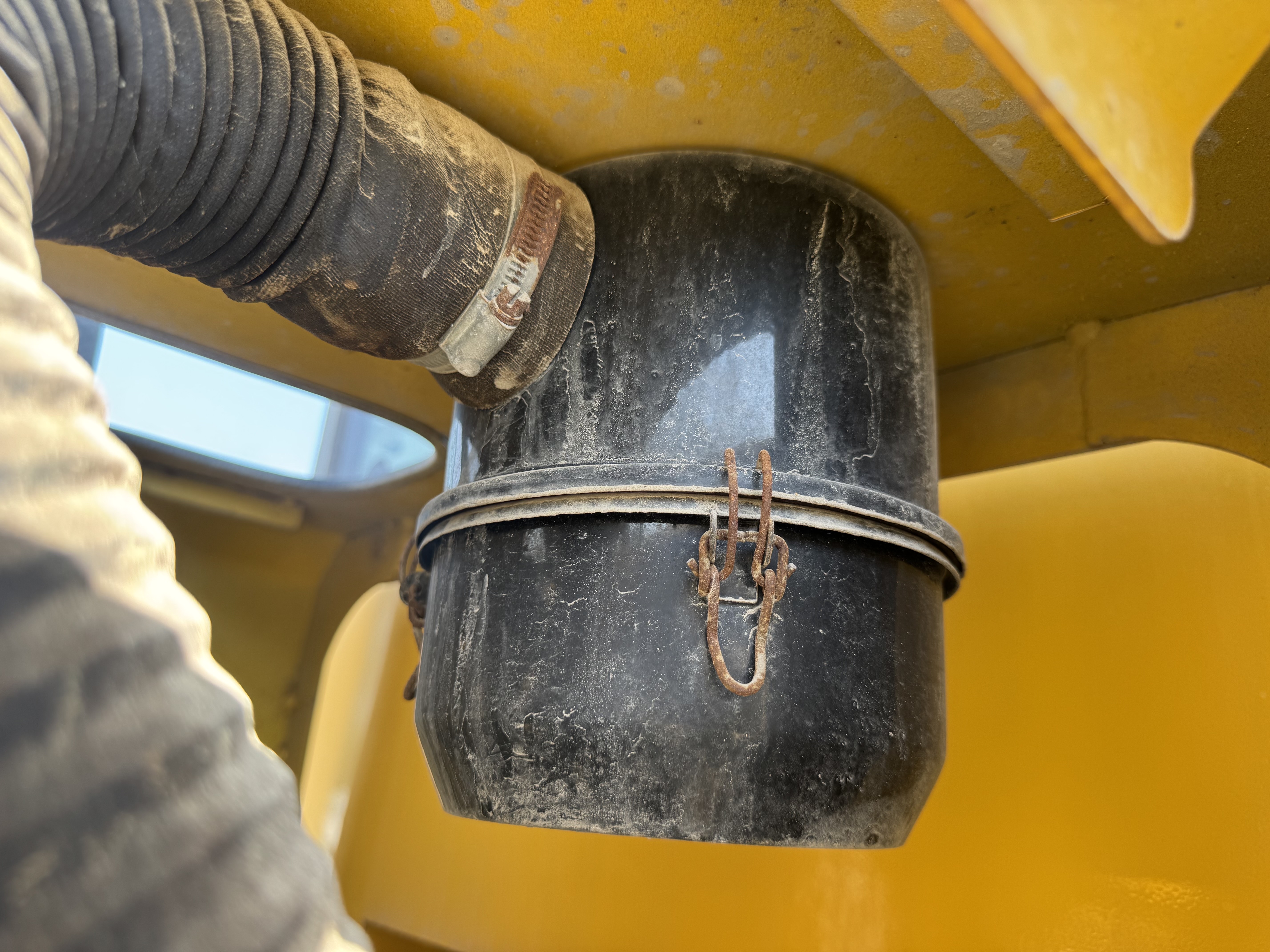 WHL-020-Shanding-ZL26-Wheel-loaders-inspection-Engine-Air-intake-system-1