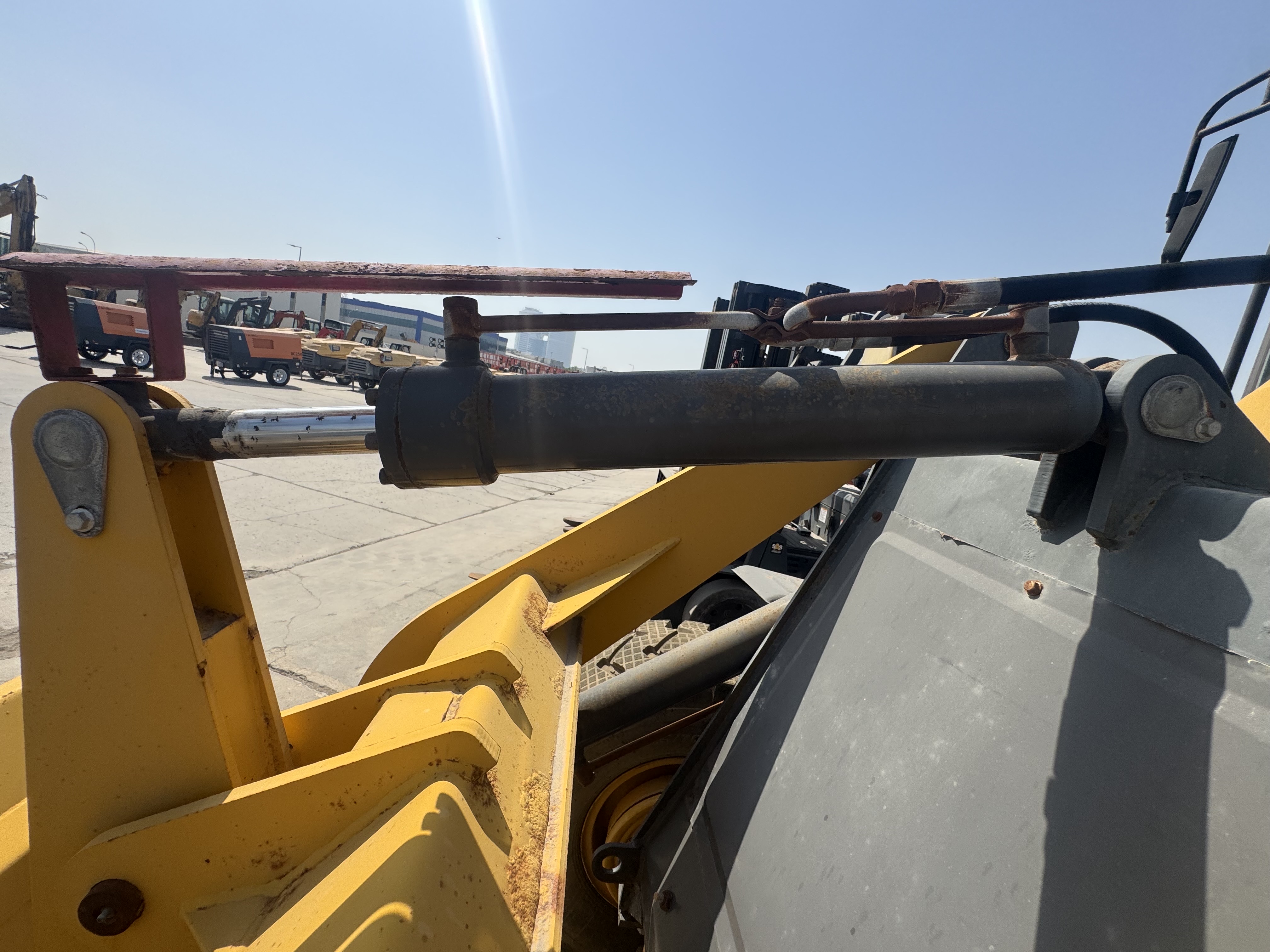 WHL-020-Shanding-ZL26-Wheel-loaders-inspection-Hydraulics-Bucket-tilt-cylinders-1