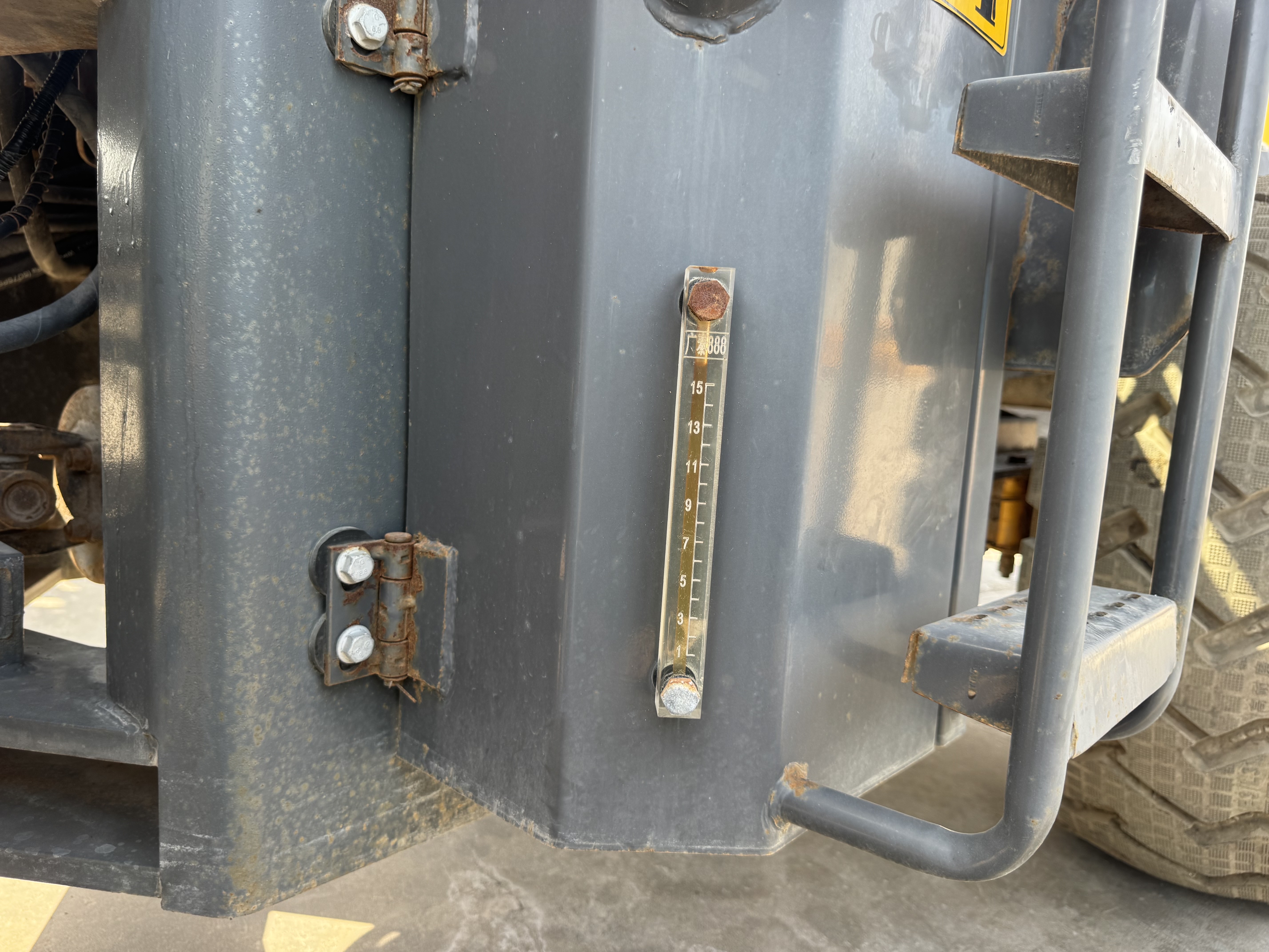 WHL-020-Shanding-ZL26-Wheel-loaders-inspection-Hydraulics-Hydraulic-Tank-1