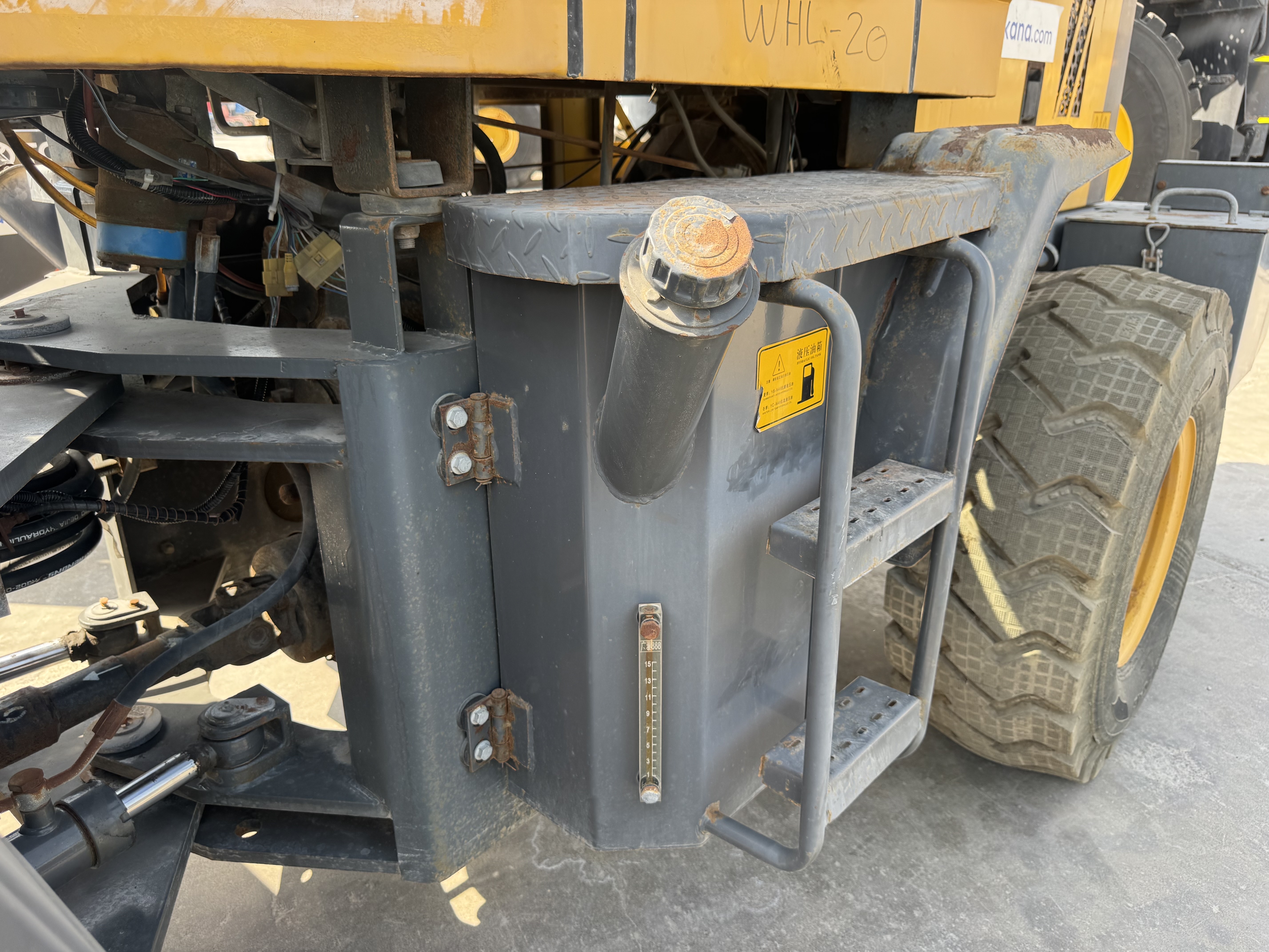 WHL-020-Shanding-ZL26-Wheel-loaders-inspection-Hydraulics-Hydraulic-Tank-1