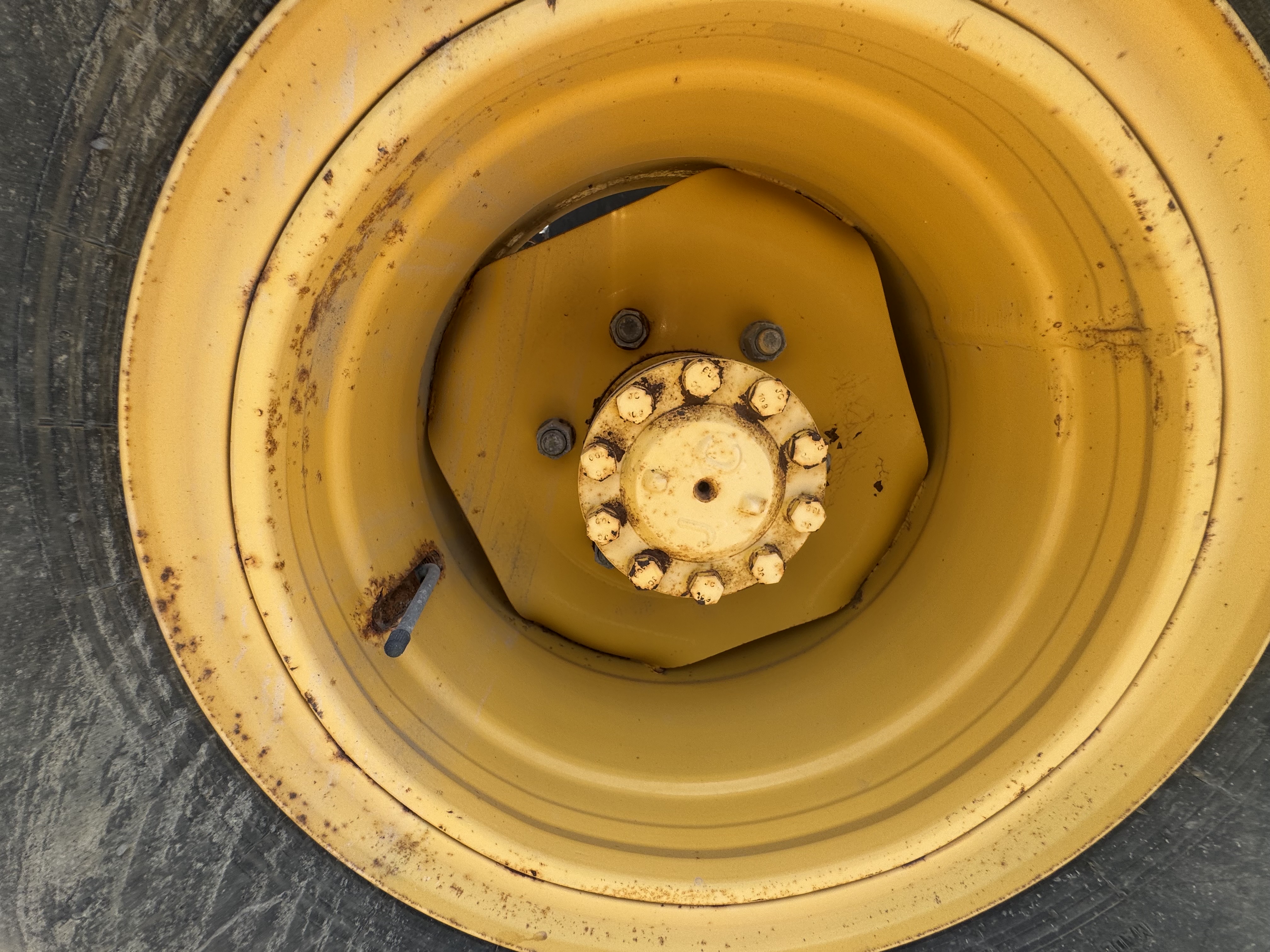WHL-020-Shanding-ZL26-Wheel-loaders-inspection-Chassis-Left-front-tire-/-wheel-hub---condition-1