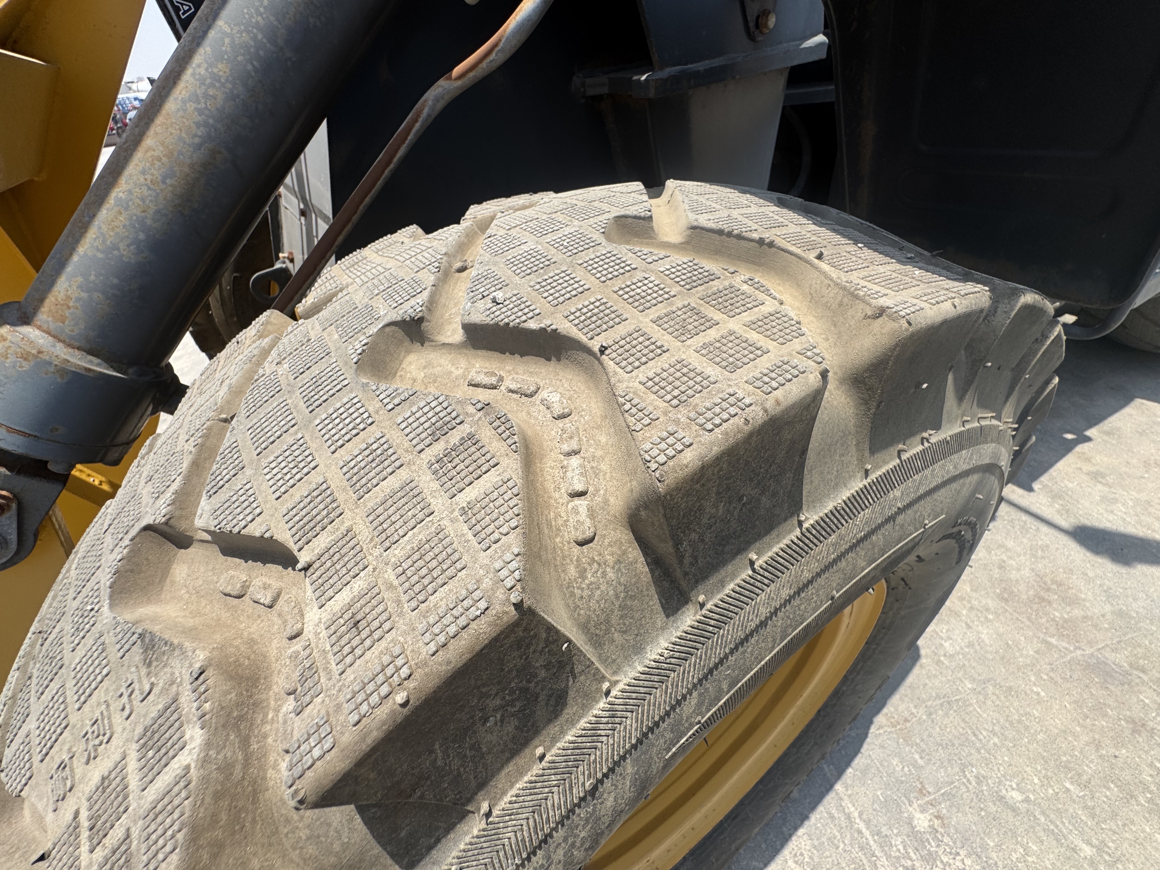 WHL-020-Shanding-ZL26-Wheel-loaders-inspection-Chassis-Left-front-tire-/-wheel-hub---condition-1