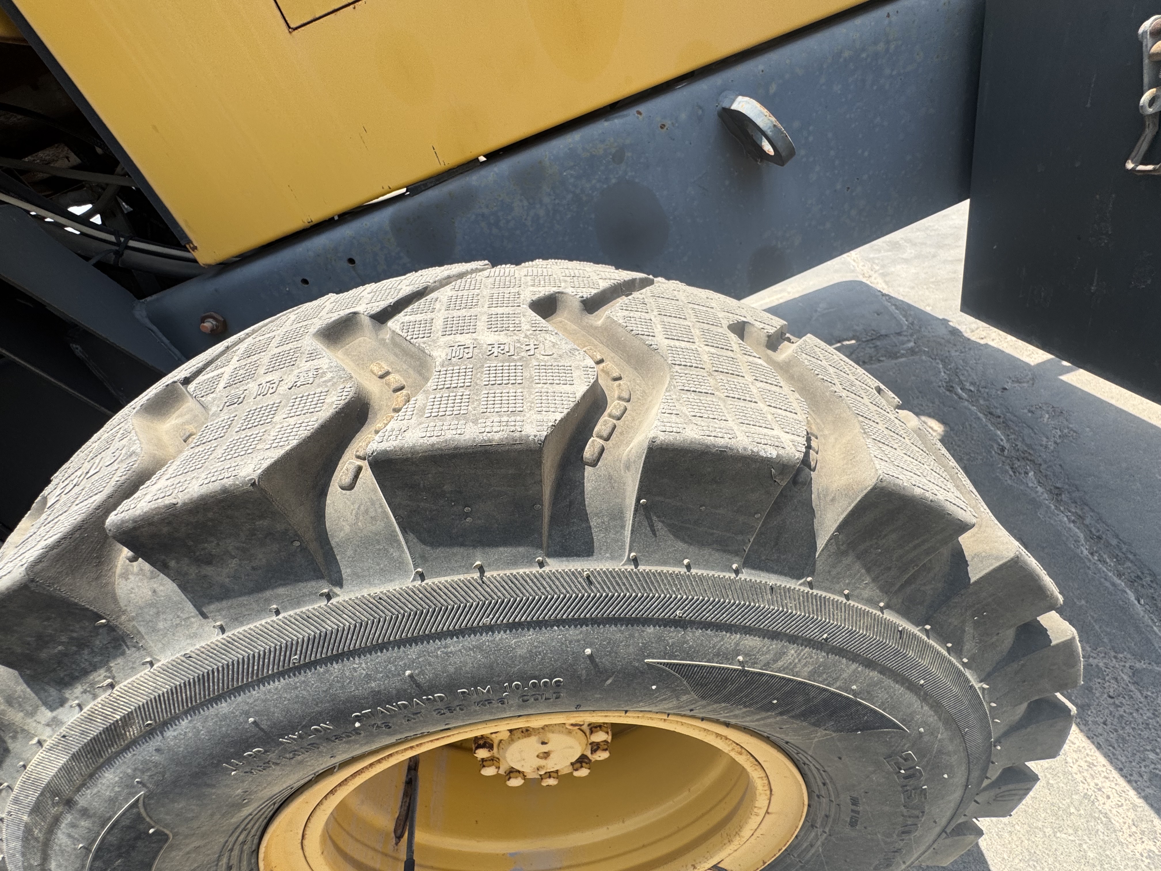 WHL-020-Shanding-ZL26-Wheel-loaders-inspection-Chassis-Left-rear-tire-/-wheel-hub---condition-1